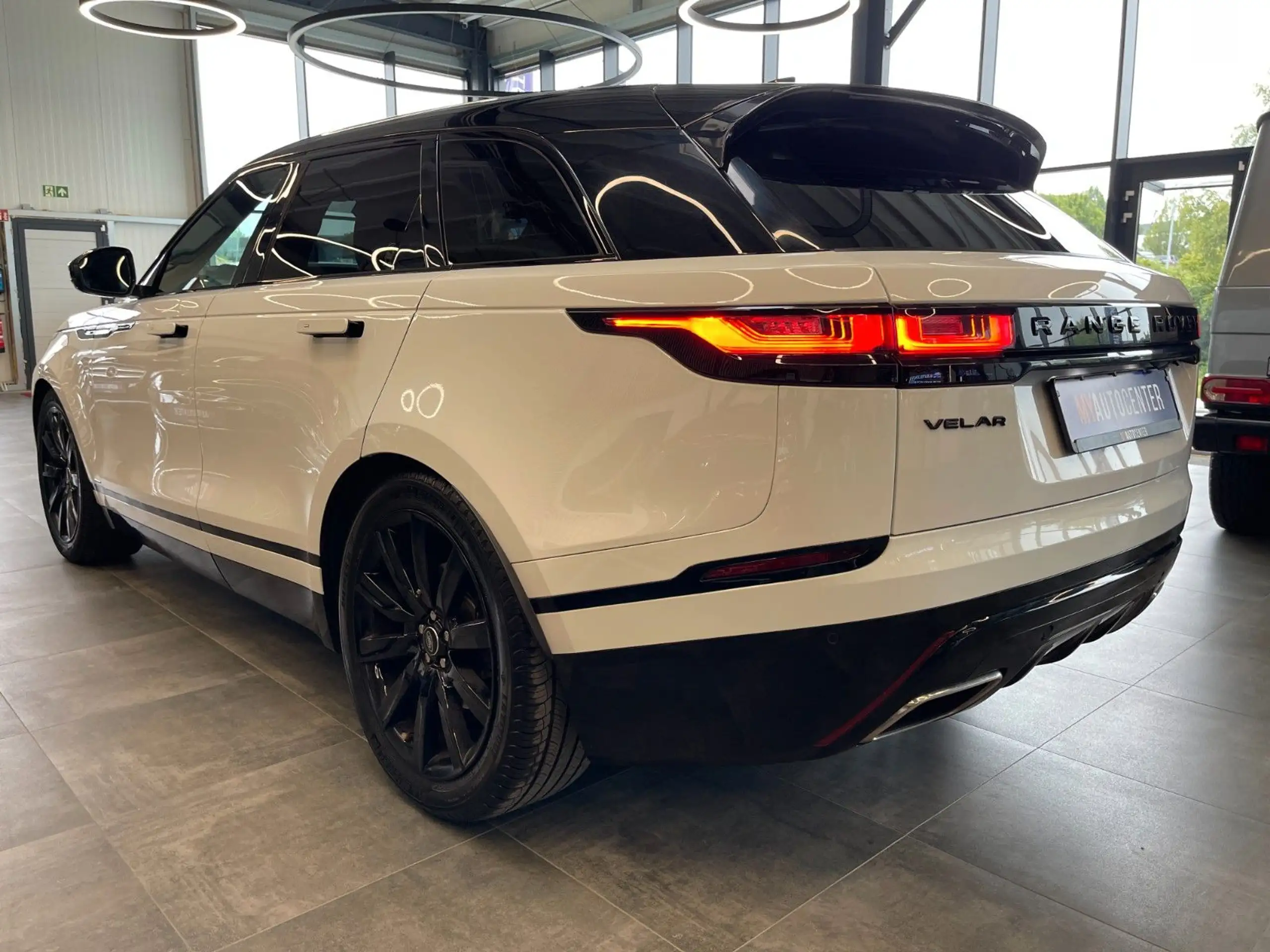 Land Rover - Range Rover Velar