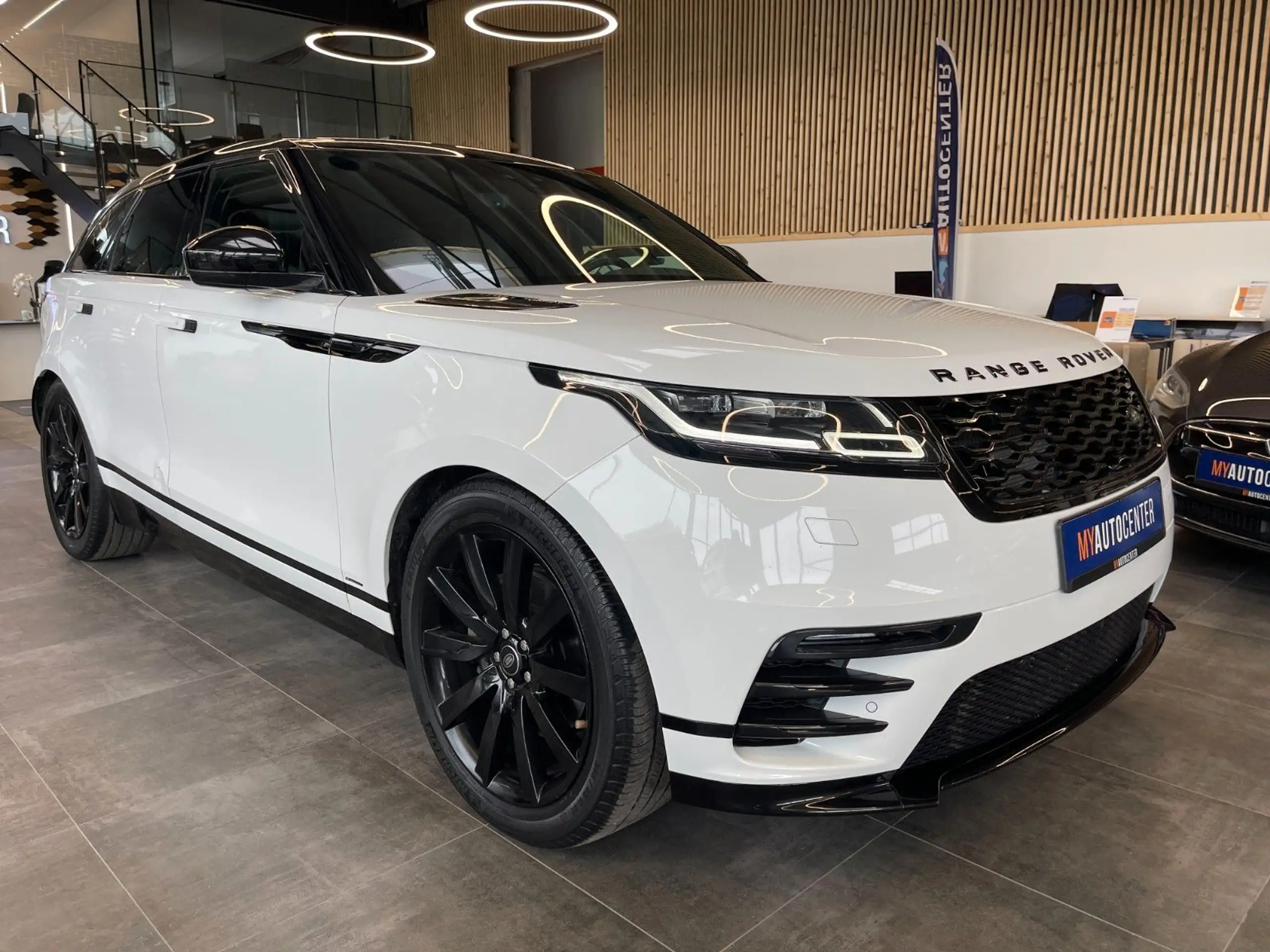 Land Rover - Range Rover Velar