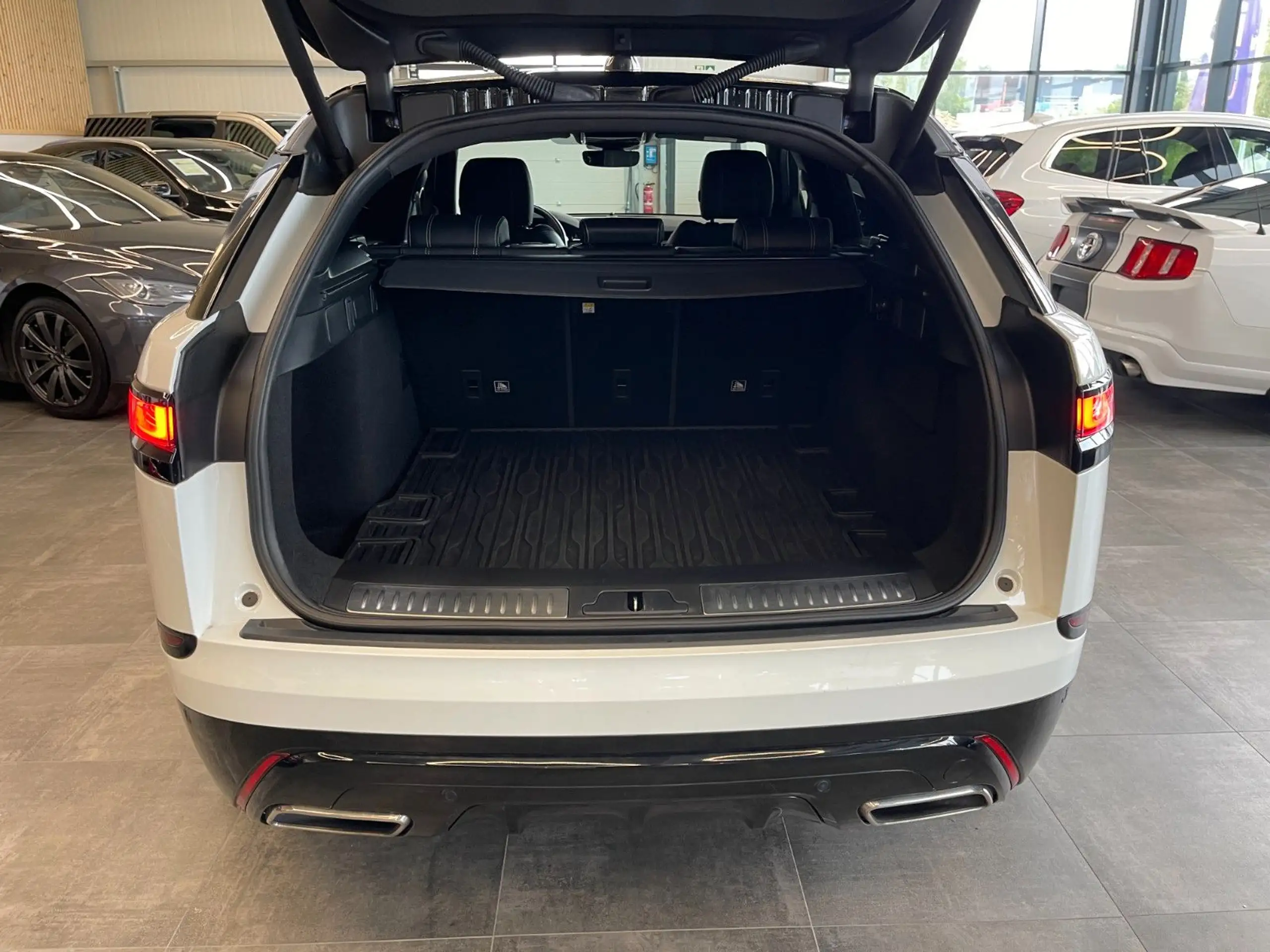 Land Rover - Range Rover Velar