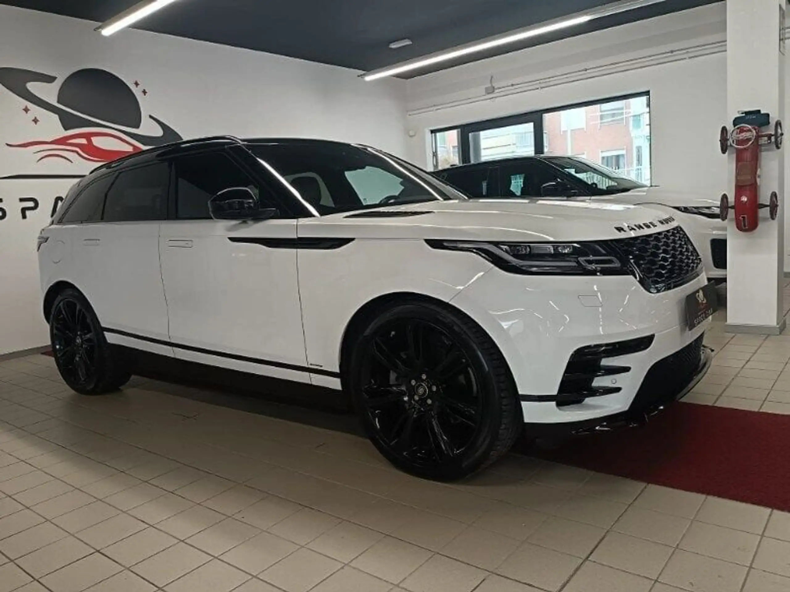 Land Rover - Range Rover Velar