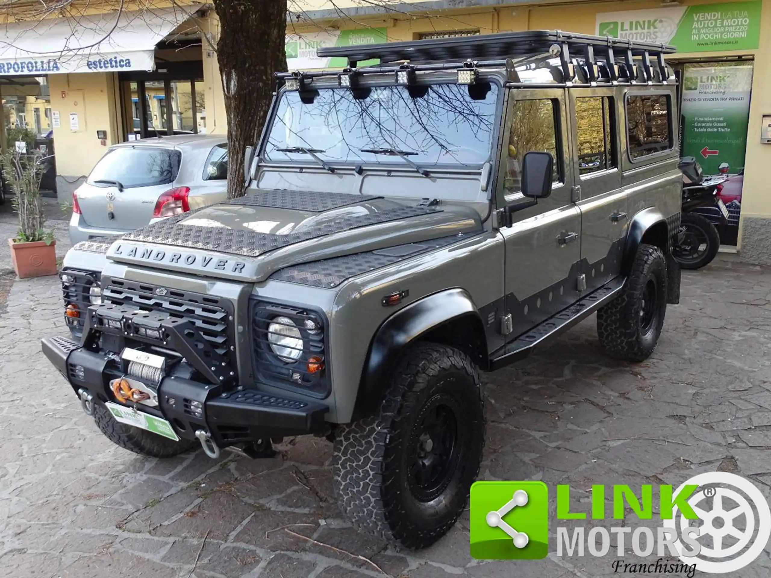 Land Rover - Defender