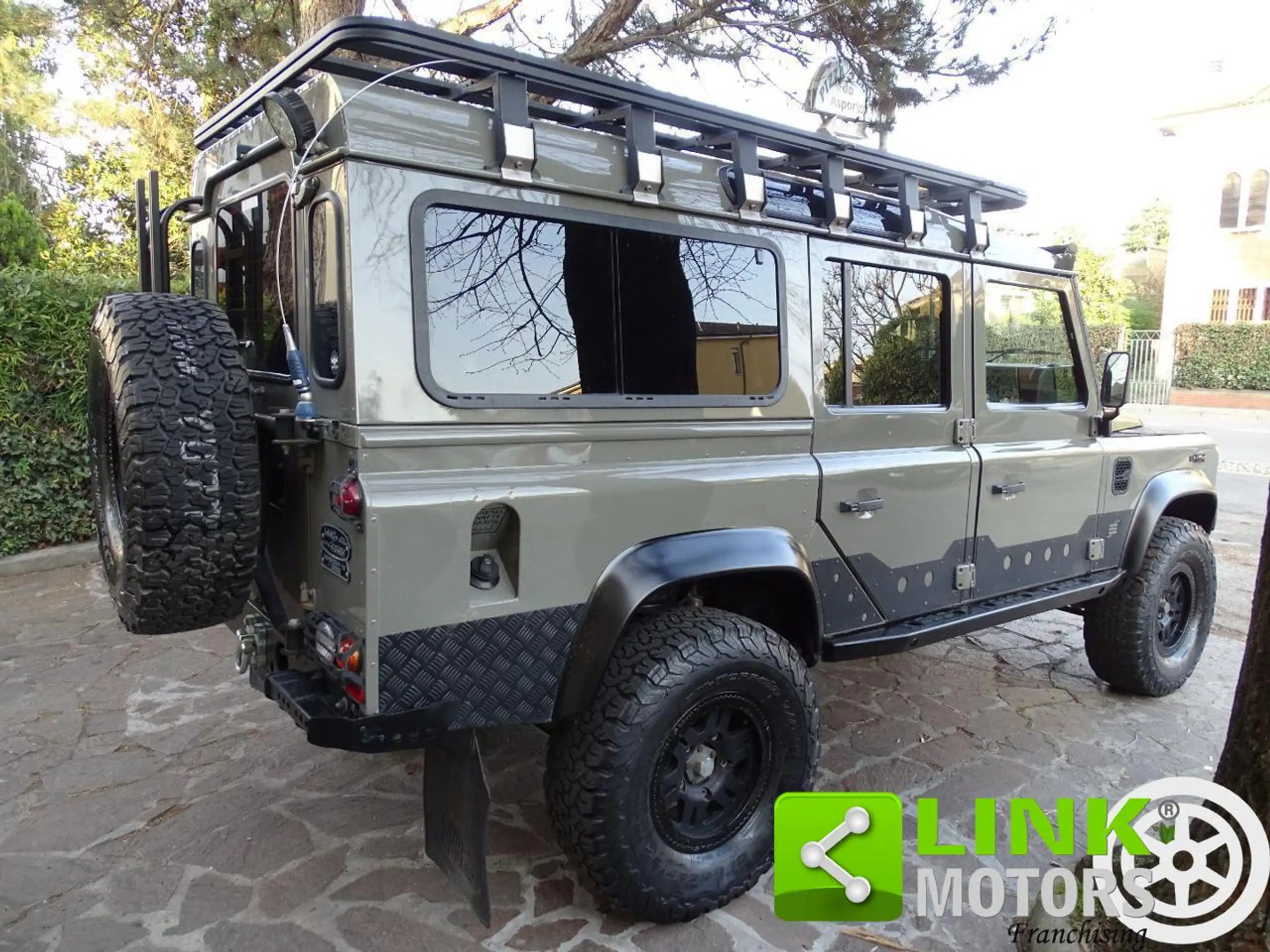 Land Rover - Defender