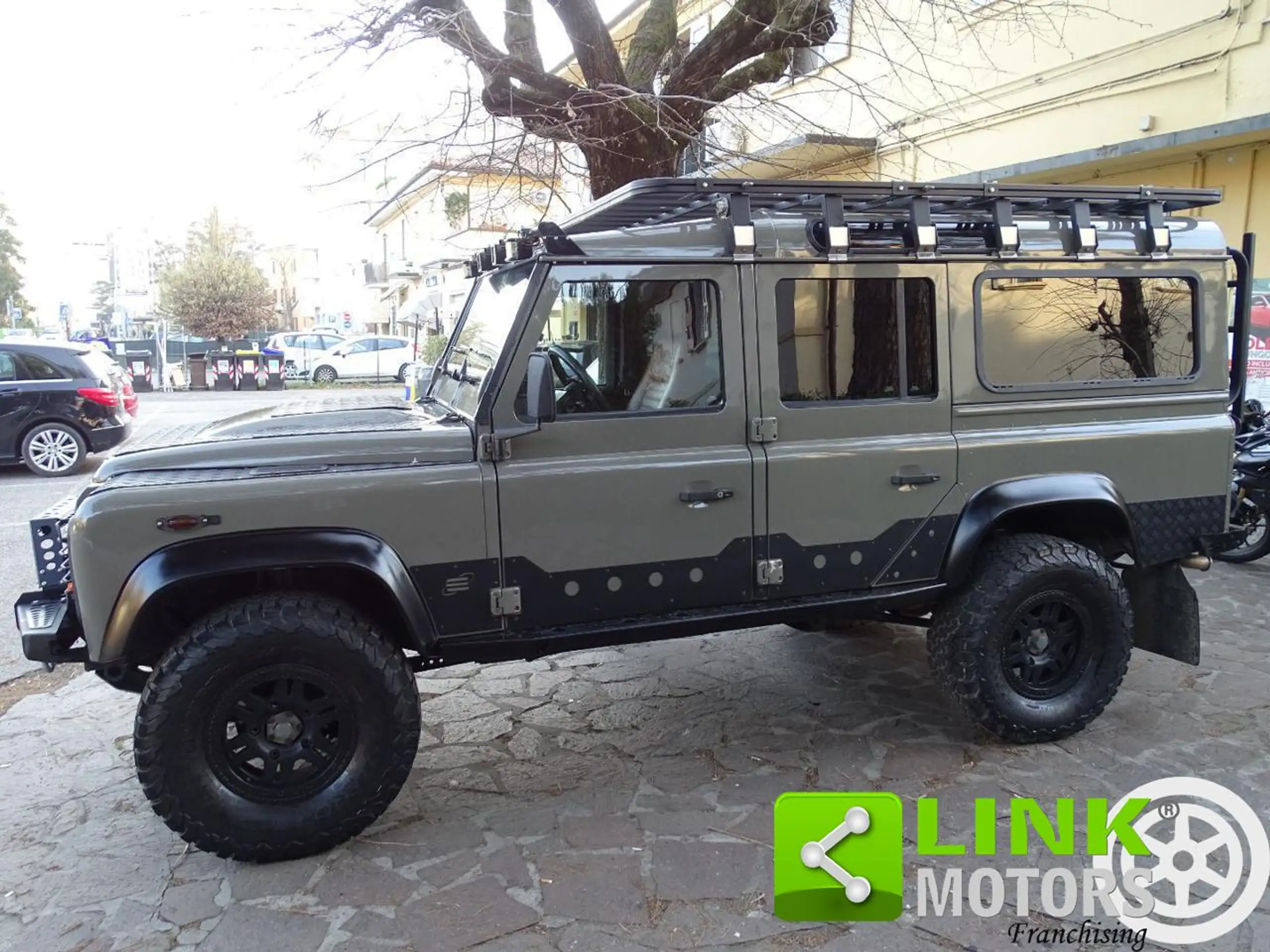 Land Rover - Defender