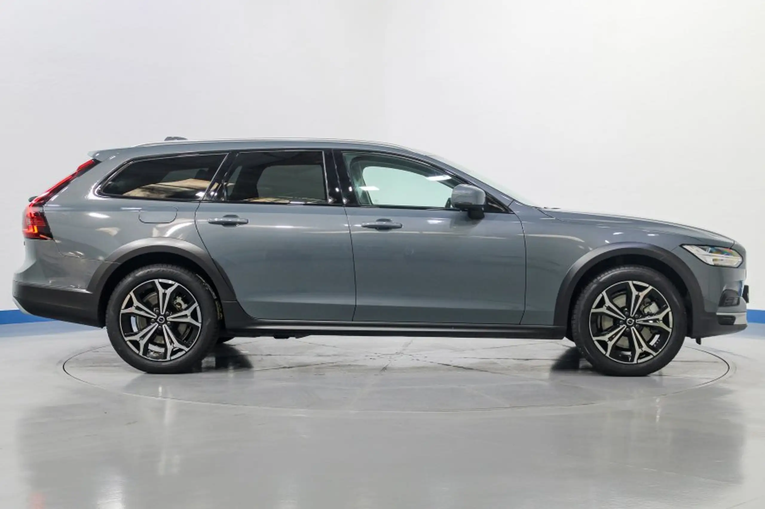 Volvo - V90 Cross Country