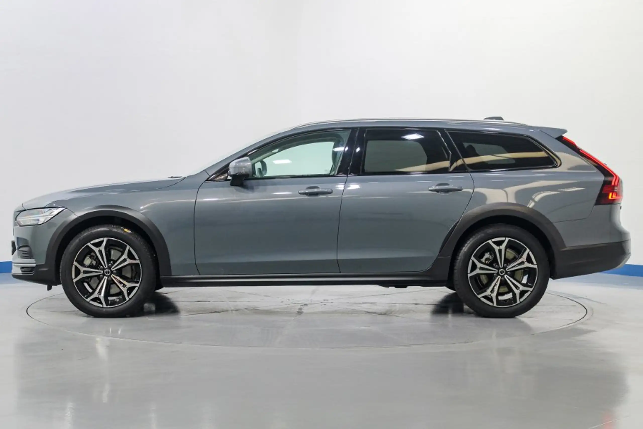 Volvo - V90 Cross Country