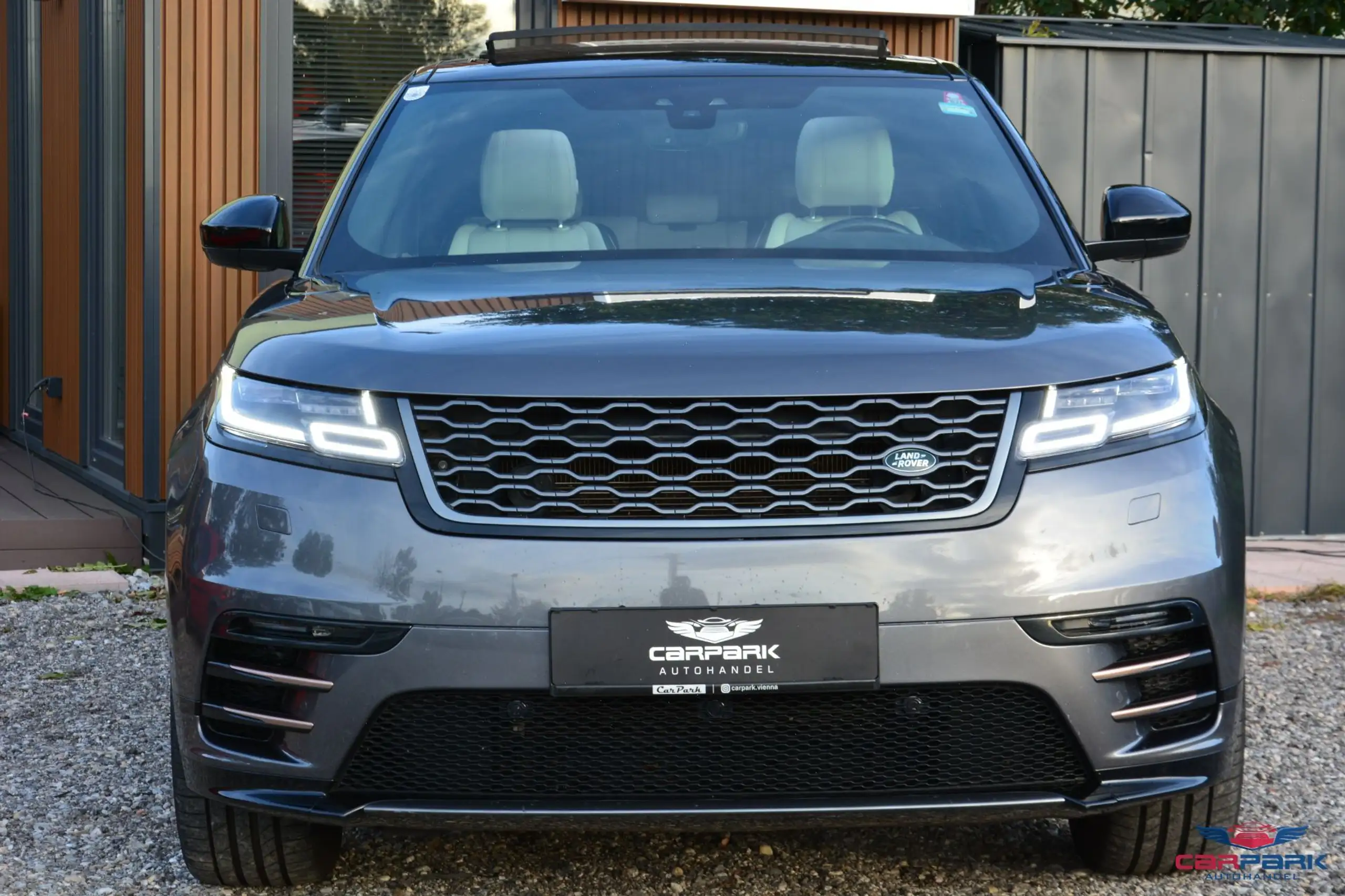 Land Rover - Range Rover Velar