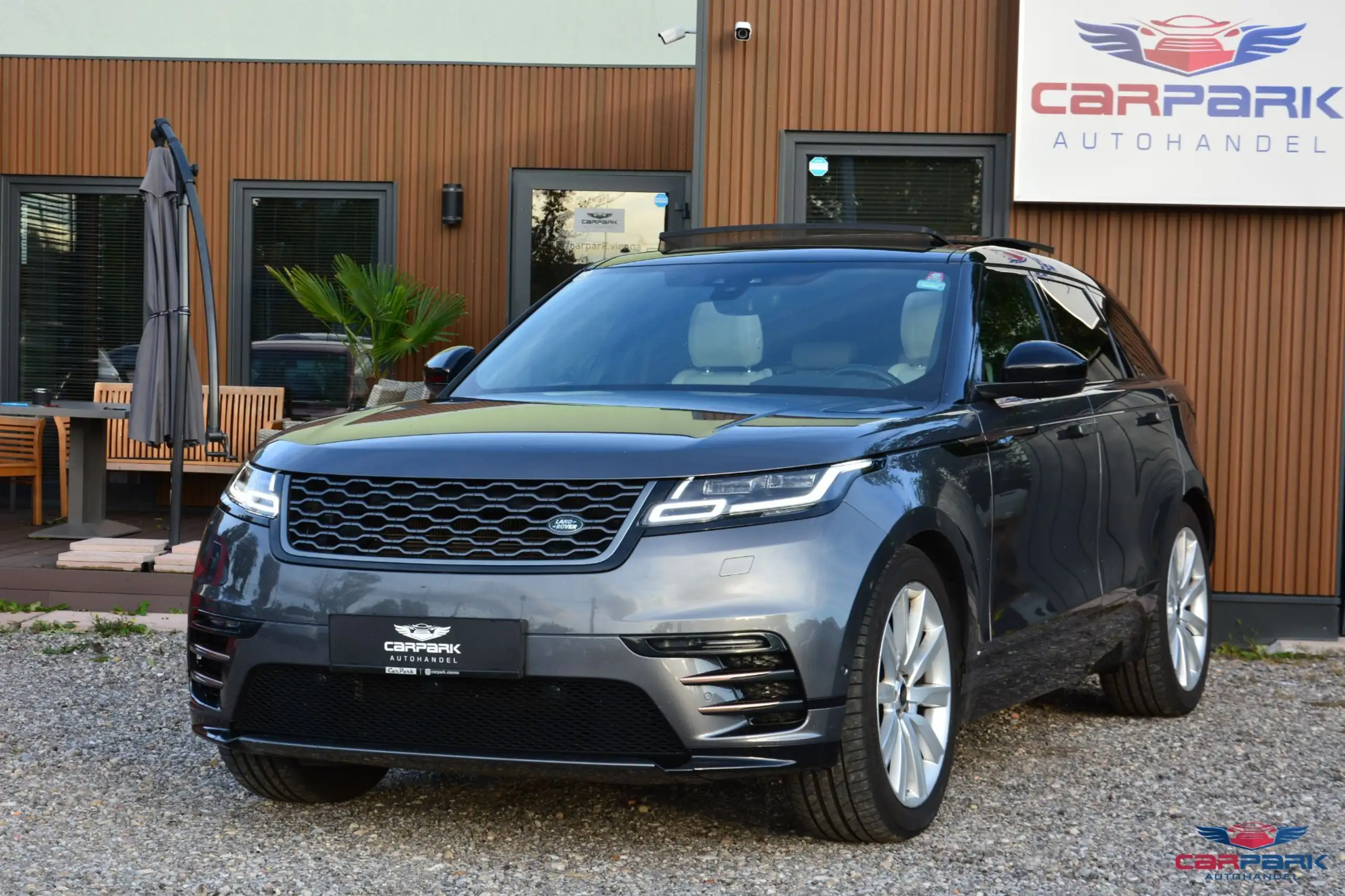 Land Rover - Range Rover Velar