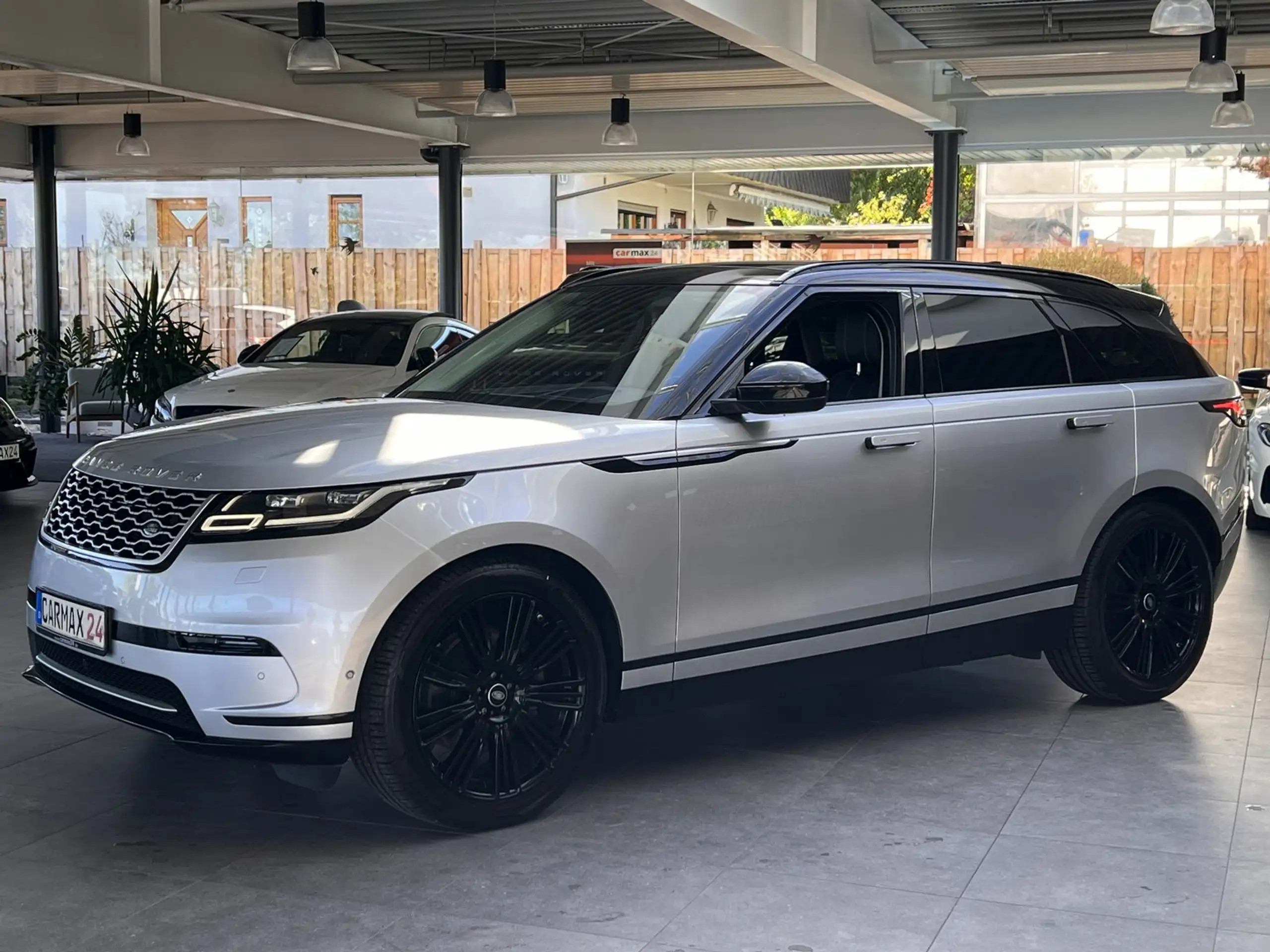 Land Rover - Range Rover Velar