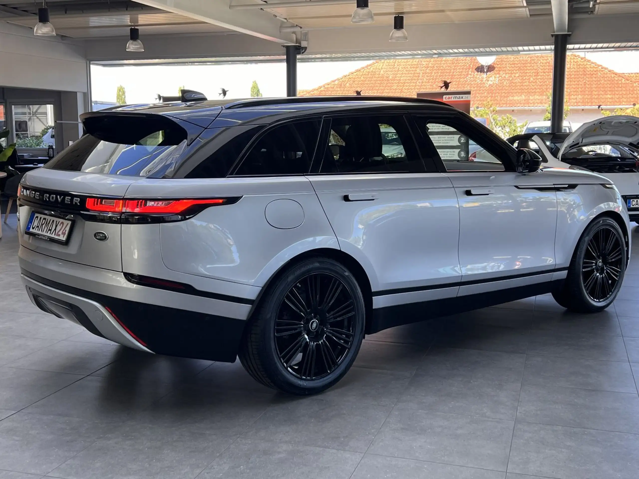 Land Rover - Range Rover Velar