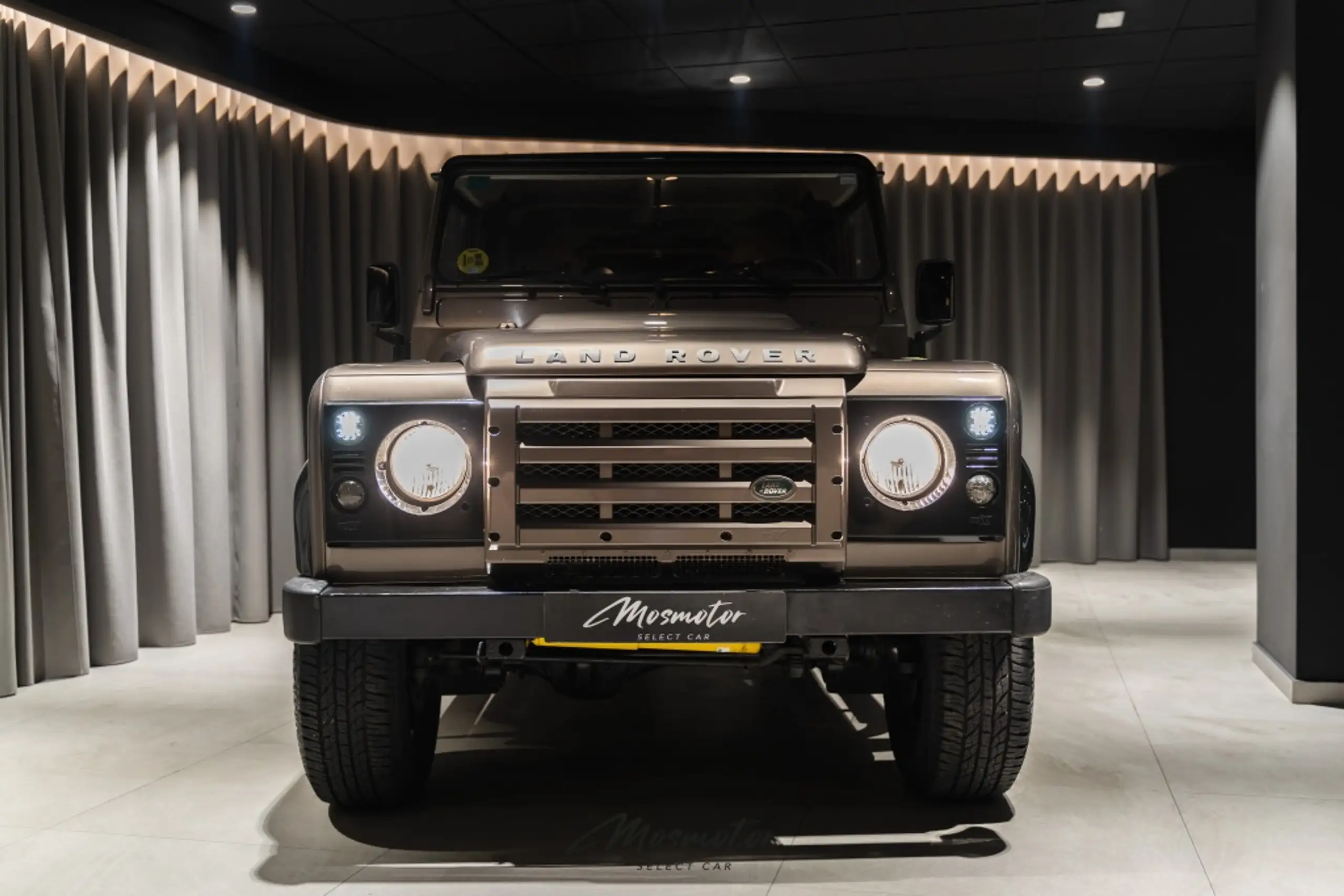 Land Rover - Defender