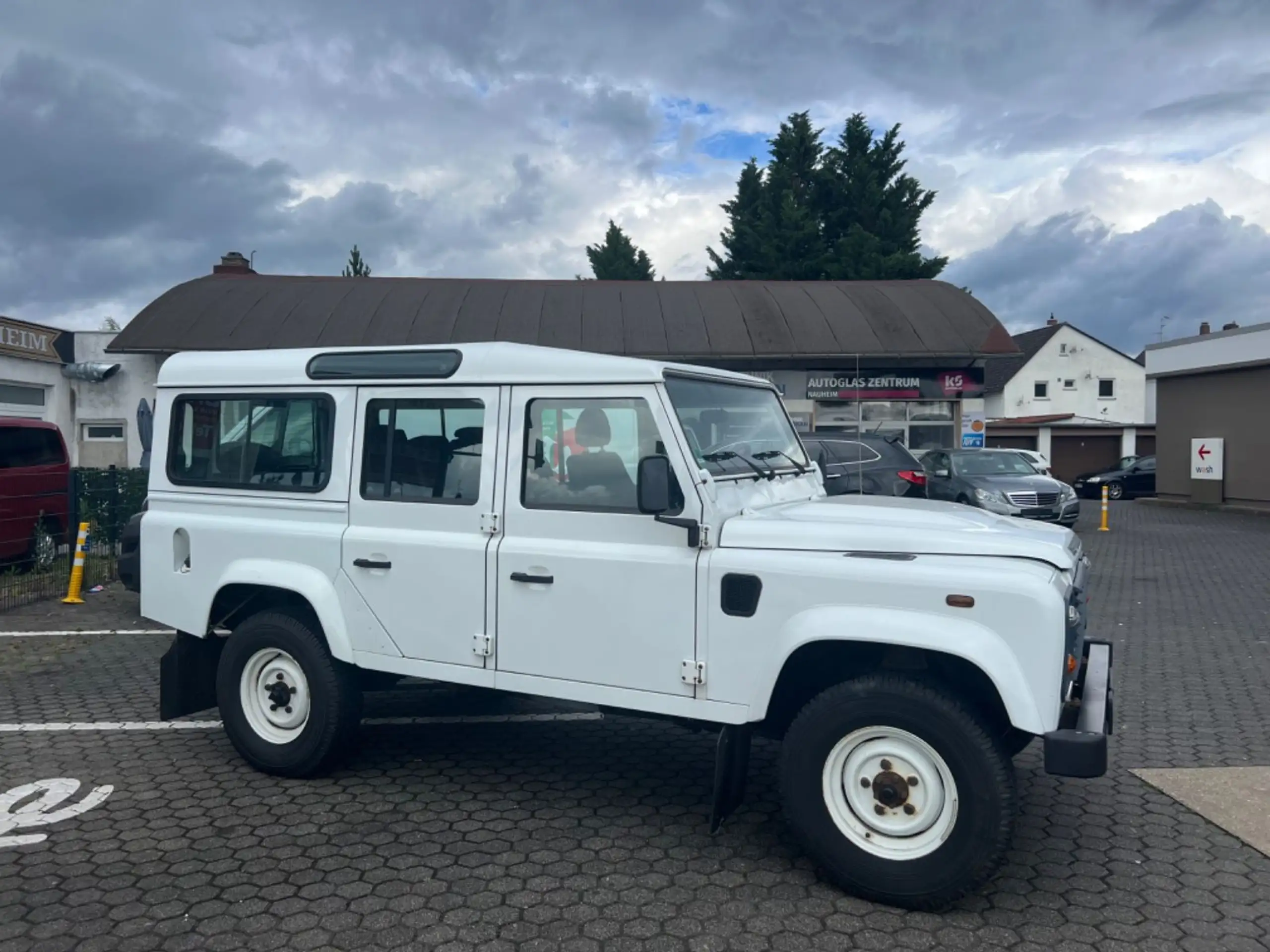 Land Rover - Defender