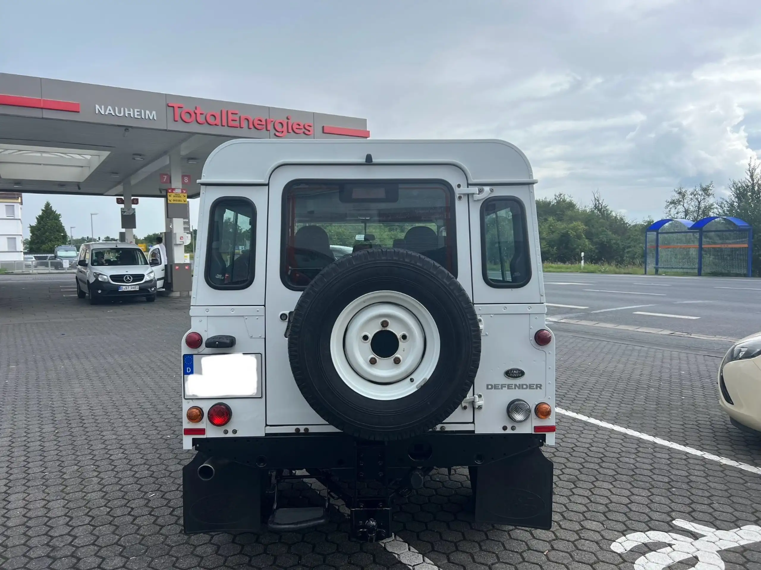 Land Rover - Defender