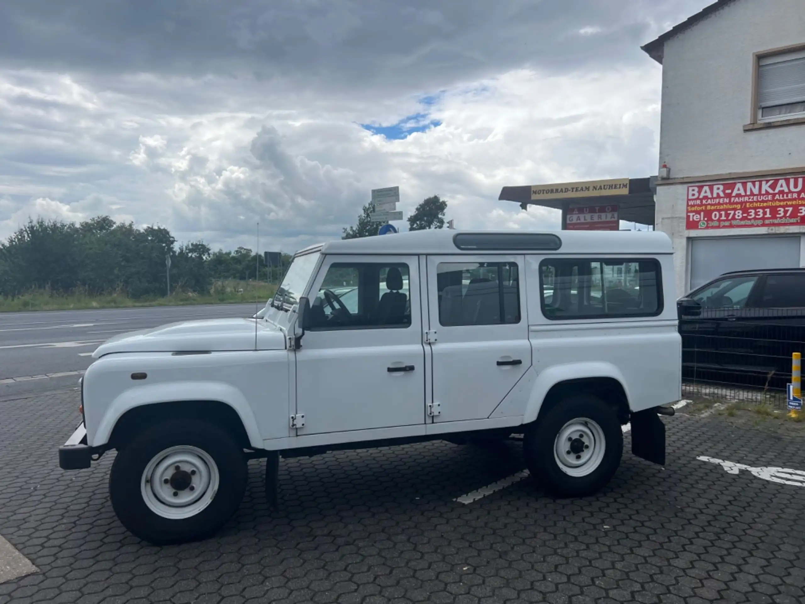 Land Rover - Defender