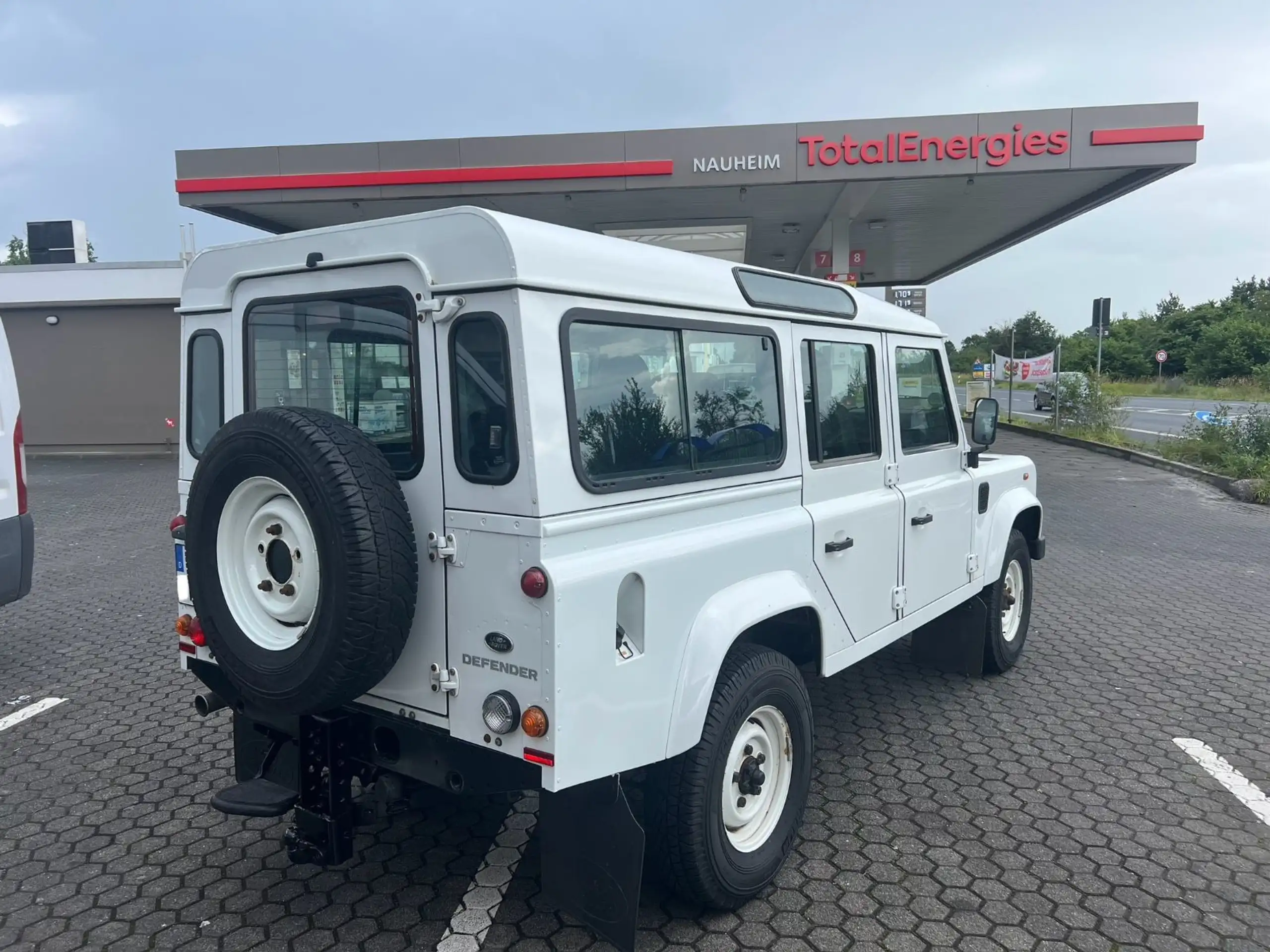 Land Rover - Defender