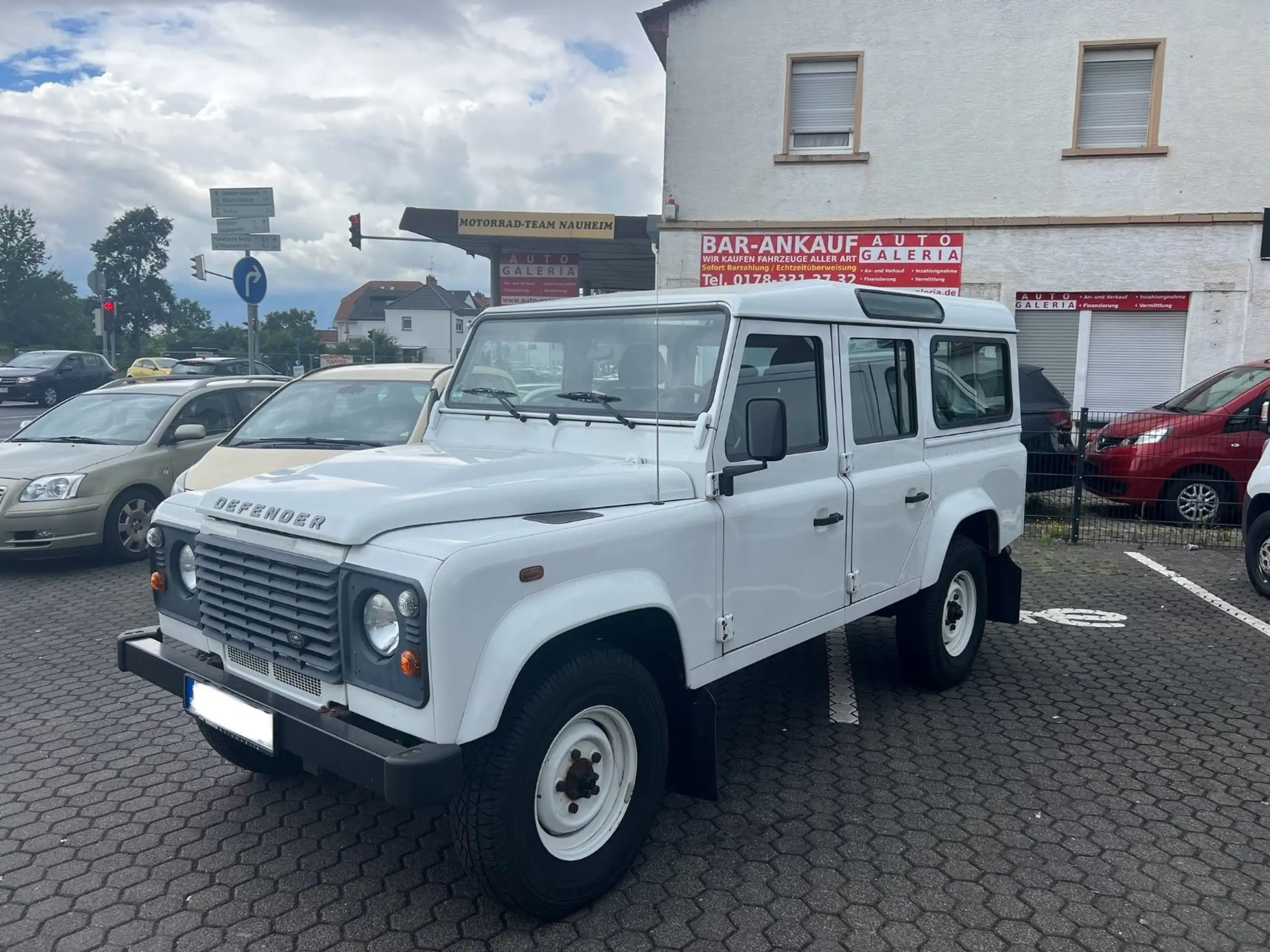 Land Rover - Defender