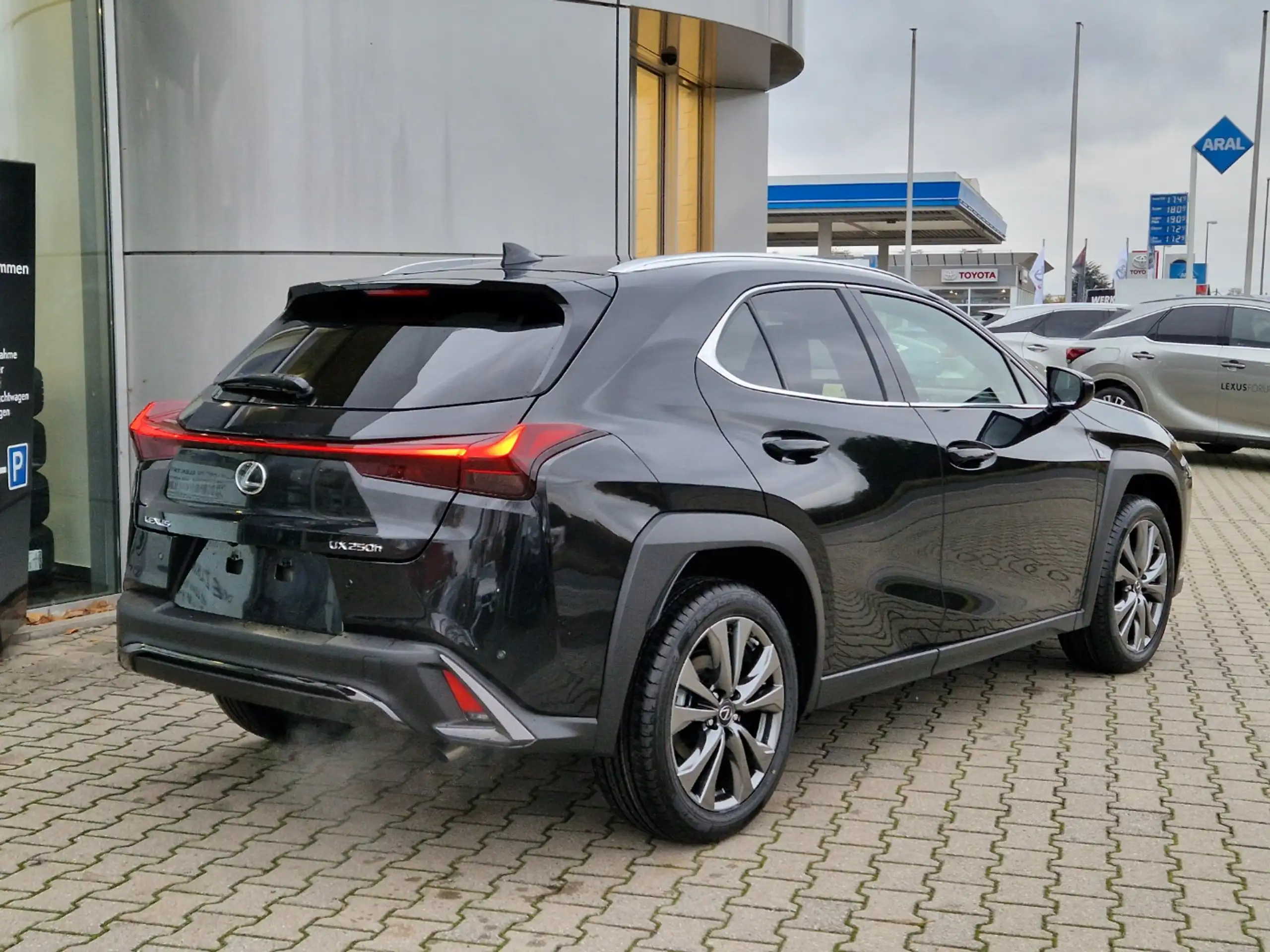 Lexus - UX 300e