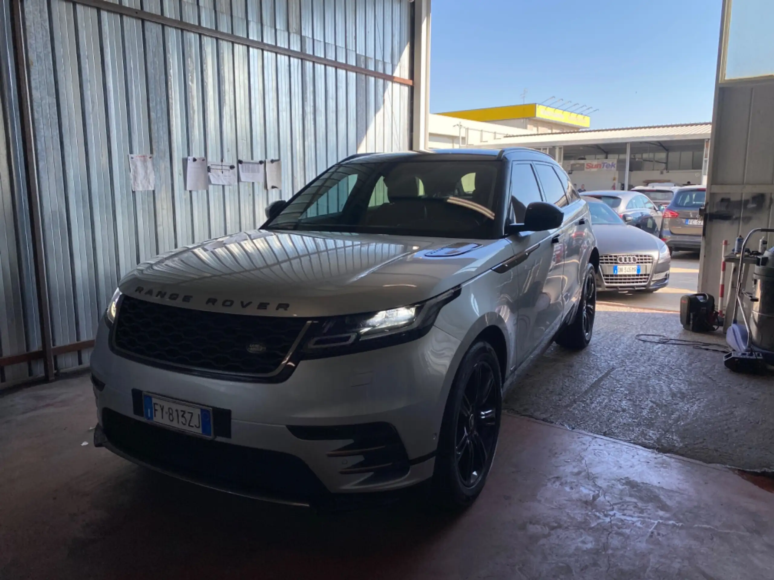 Land Rover - Range Rover Velar