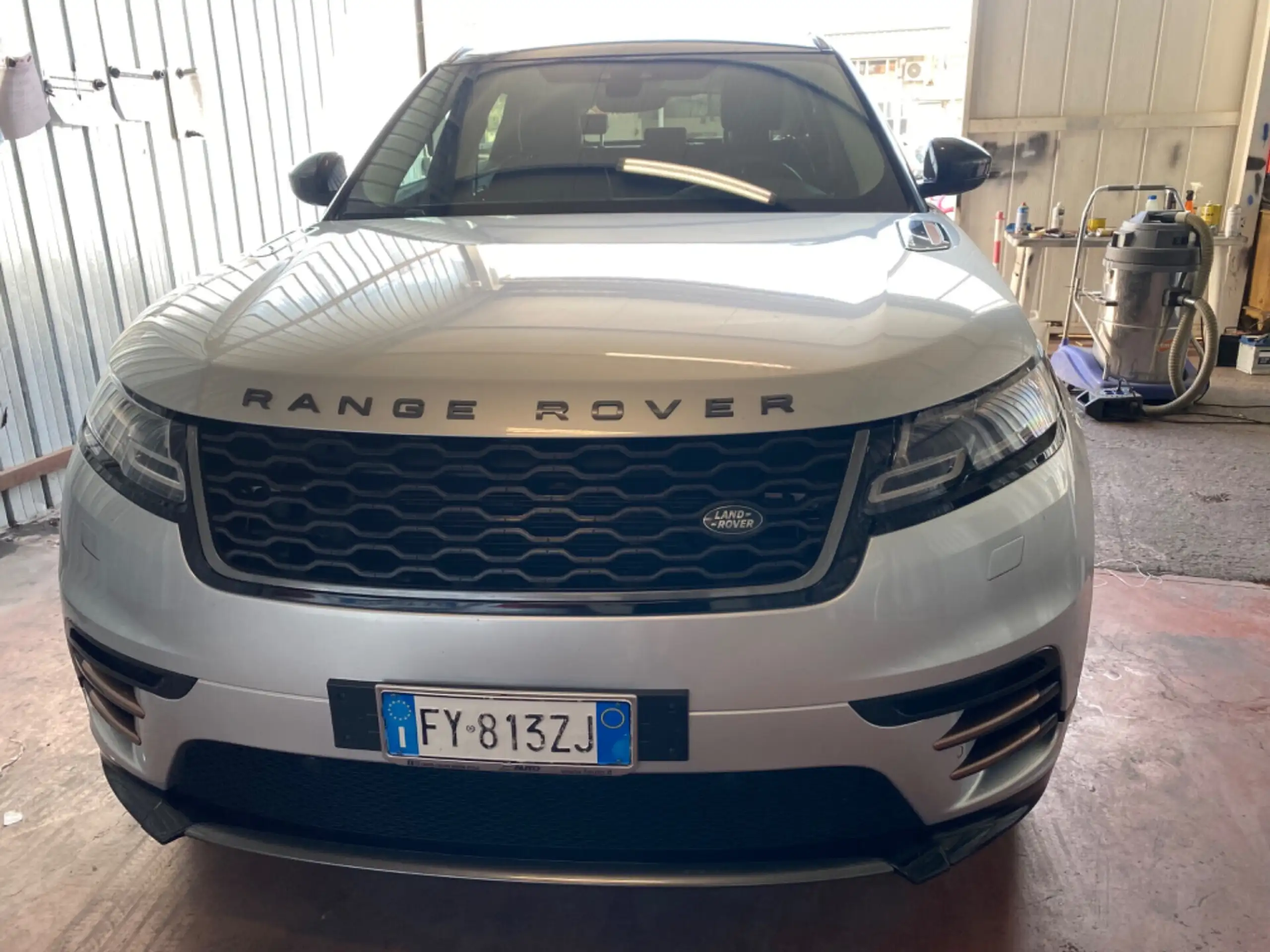 Land Rover - Range Rover Velar