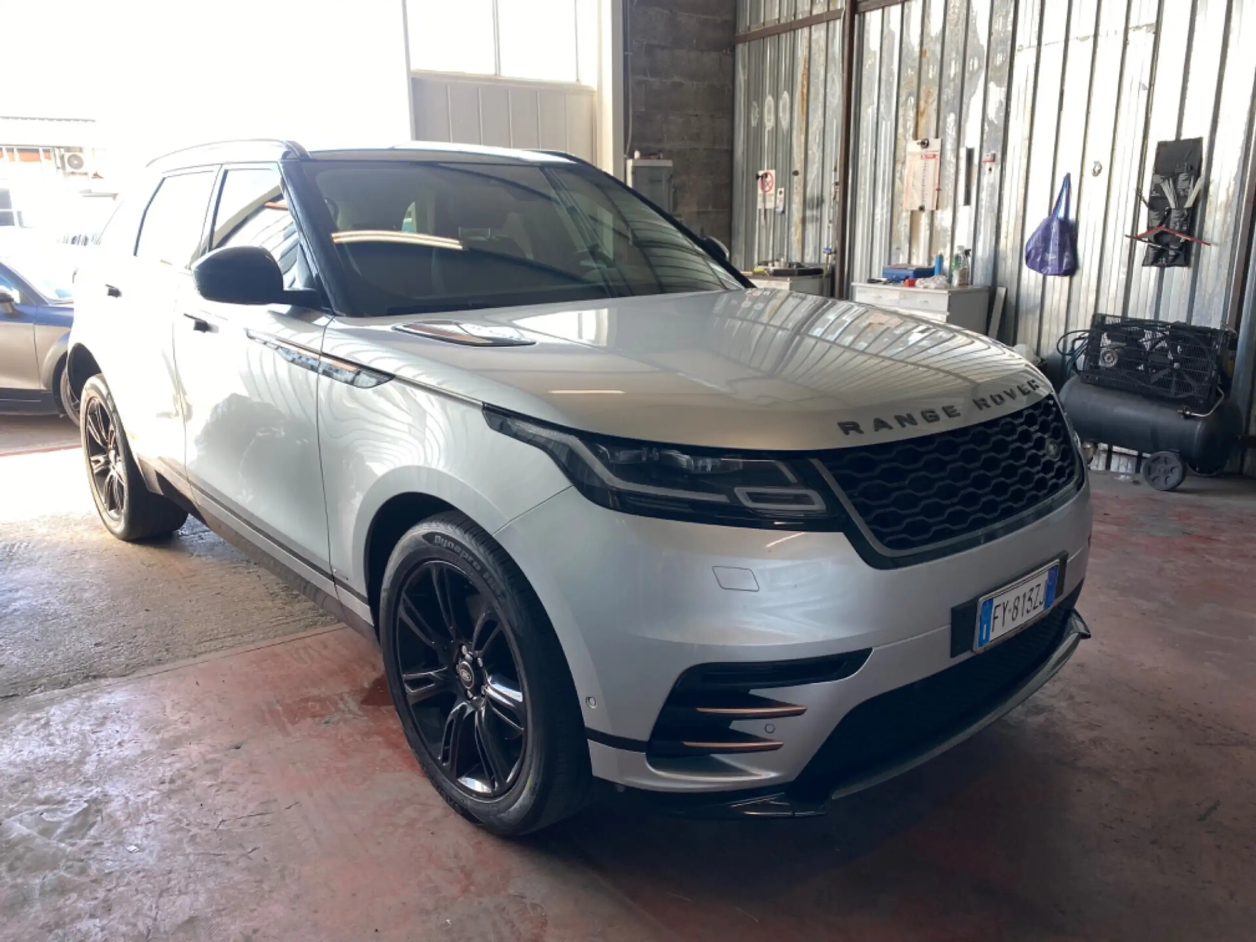 Land Rover - Range Rover Velar