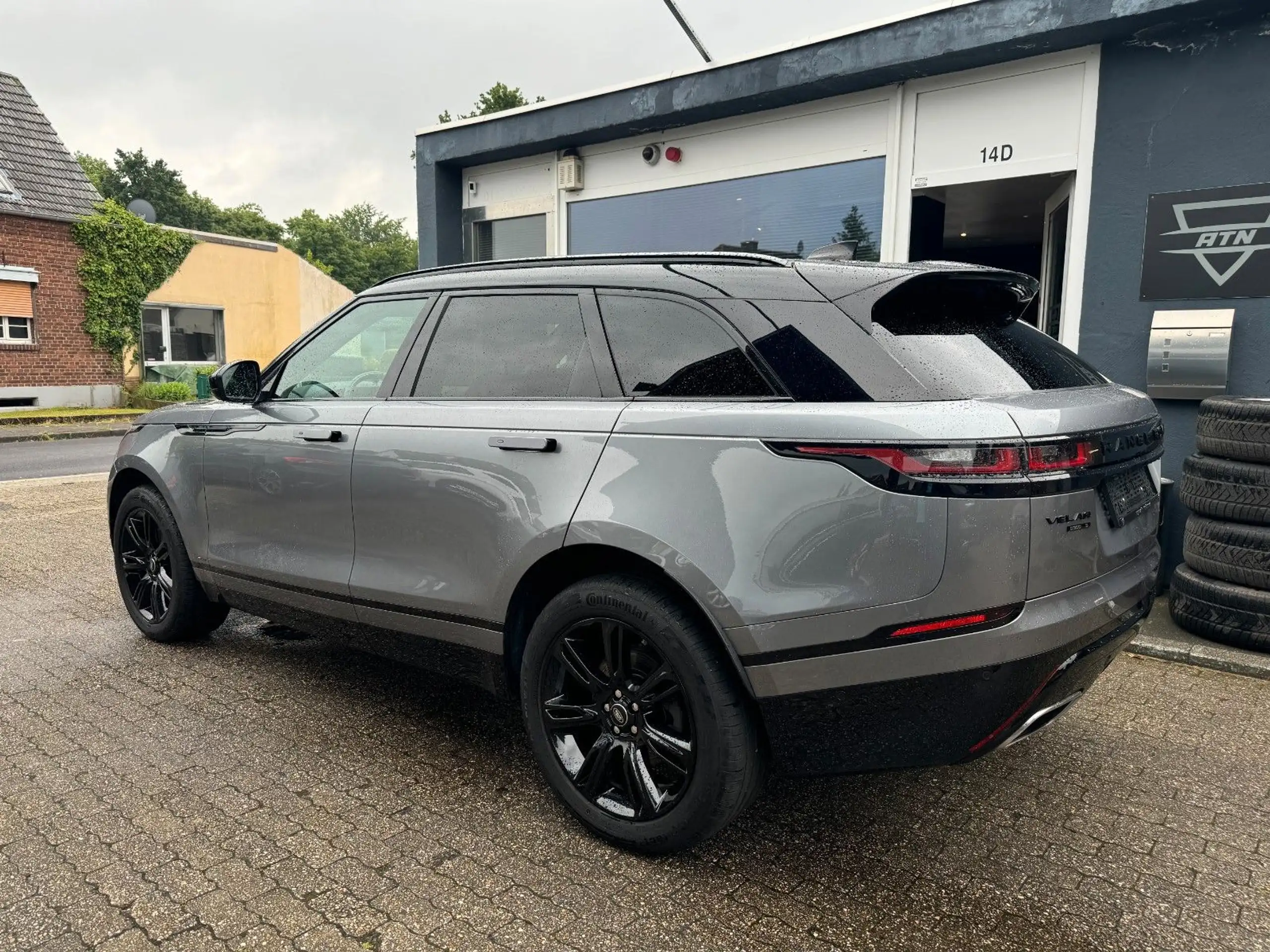 Land Rover - Range Rover Velar