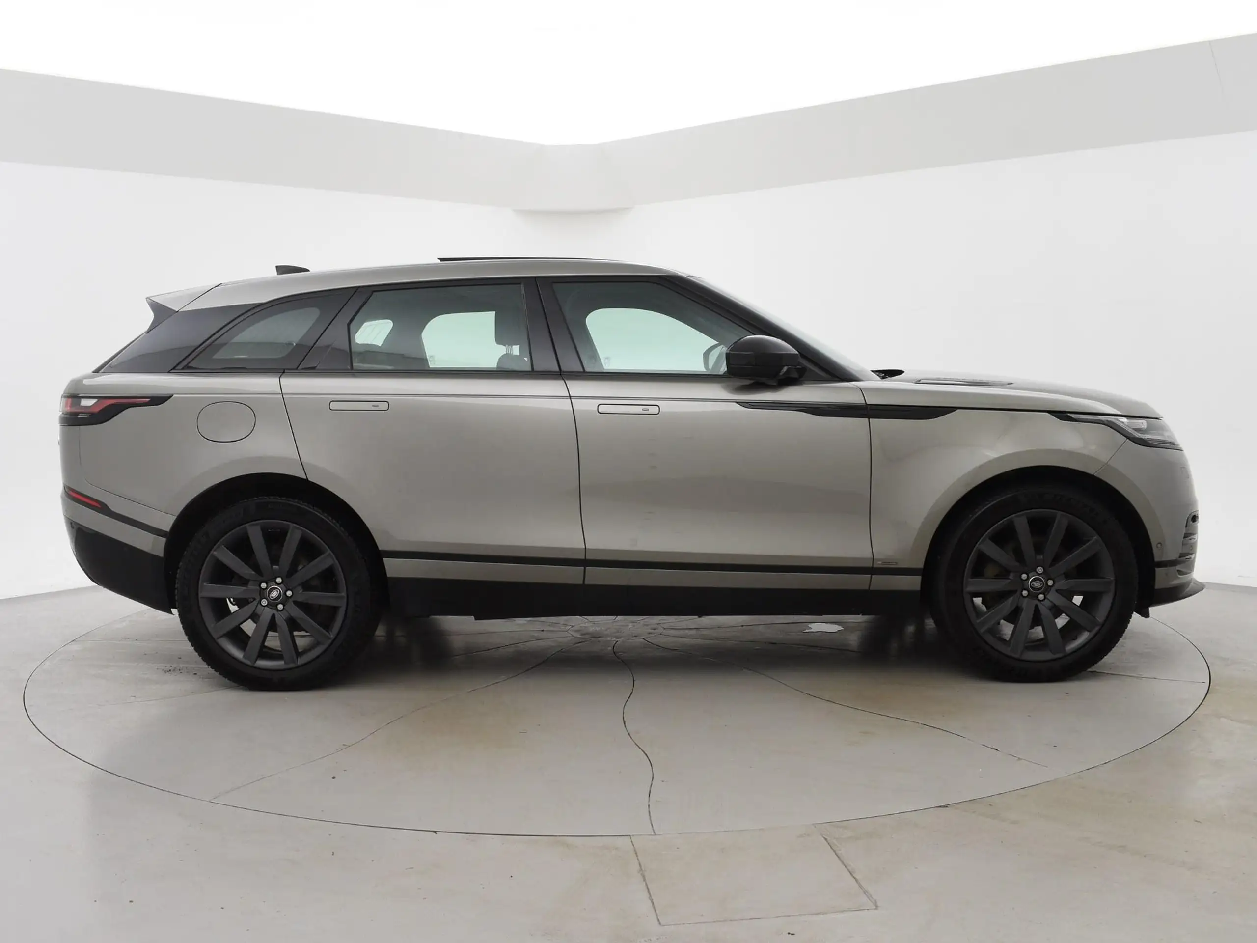 Land Rover - Range Rover Velar