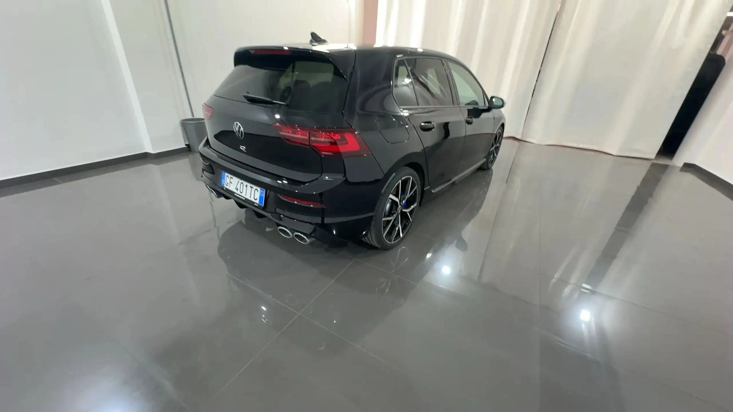 Volkswagen - Golf R