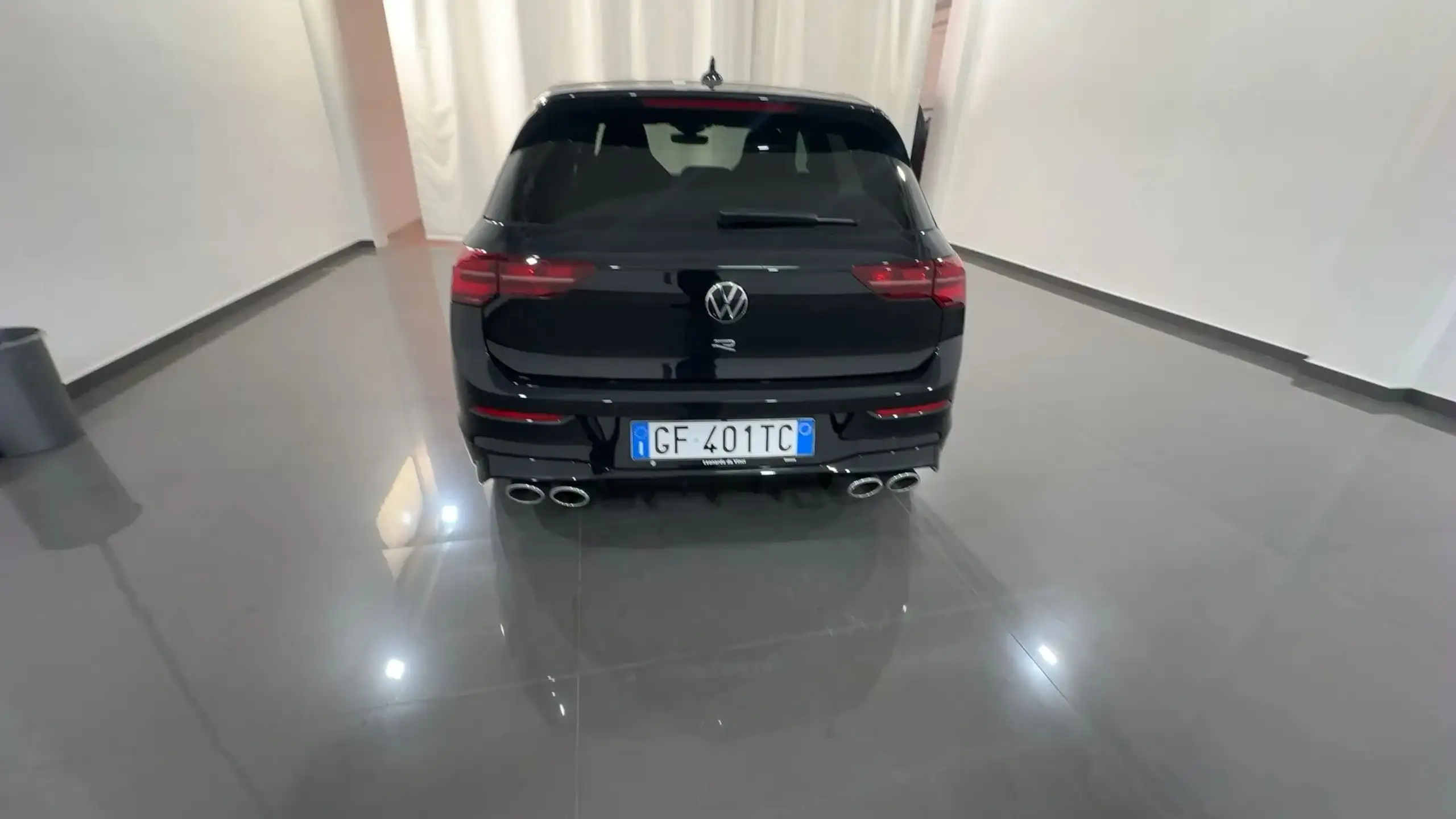 Volkswagen - Golf R