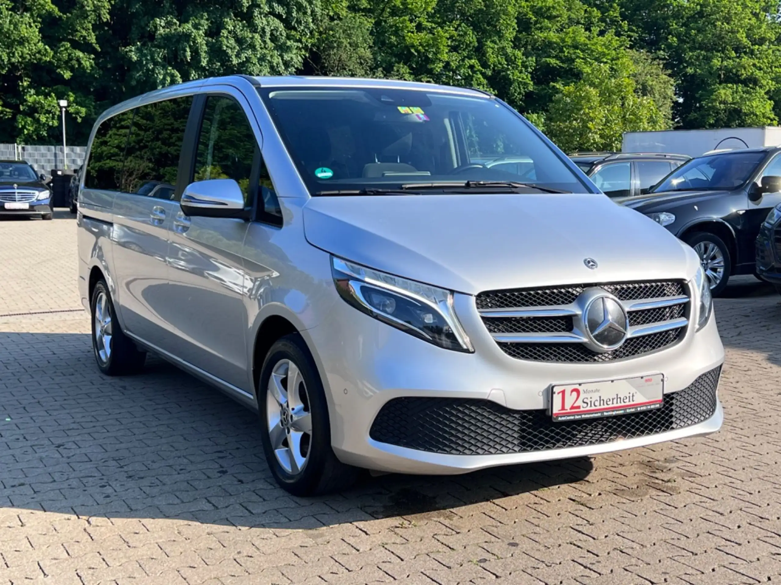 Mercedes-Benz - V 220