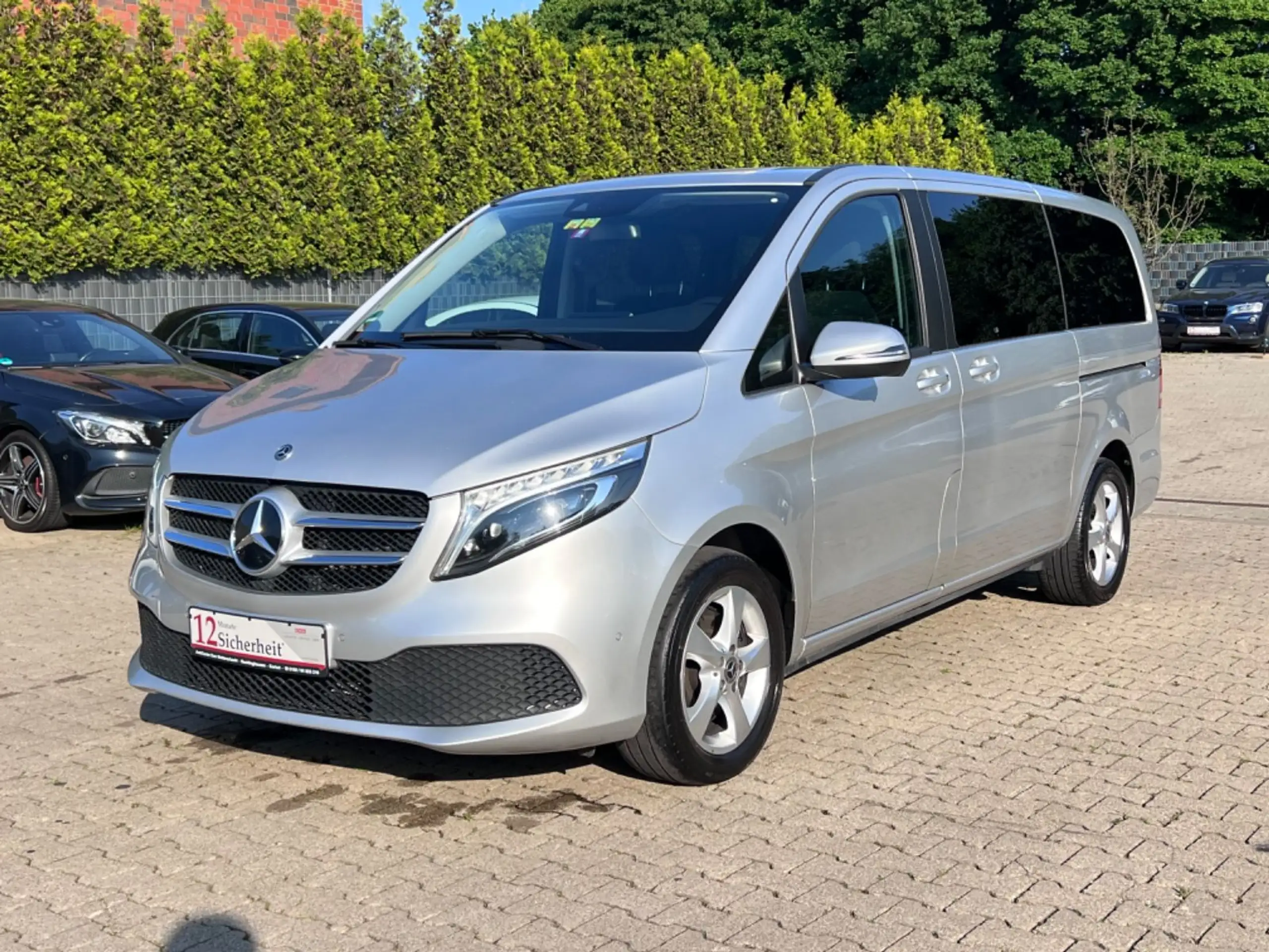 Mercedes-Benz - V 220