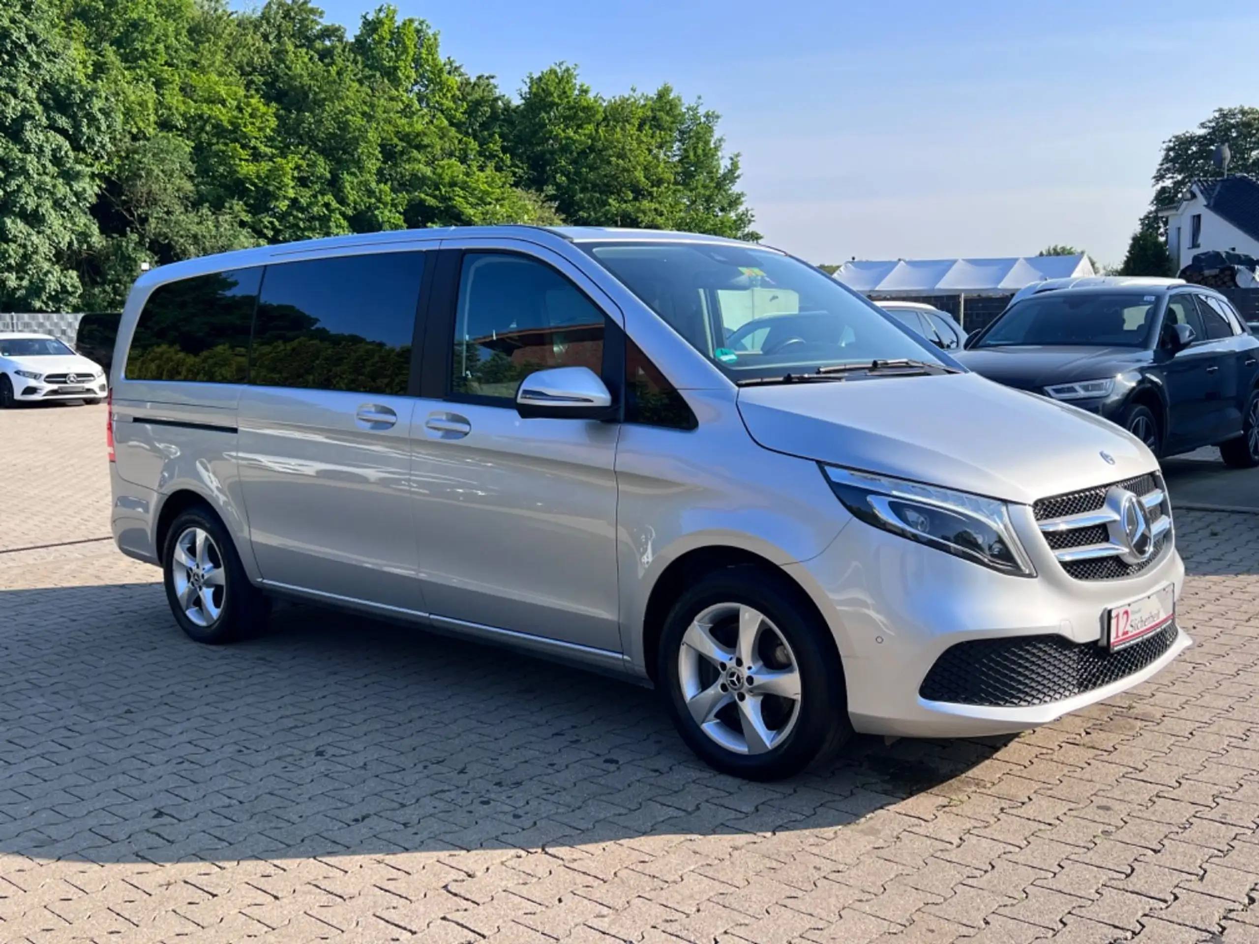 Mercedes-Benz - V 220