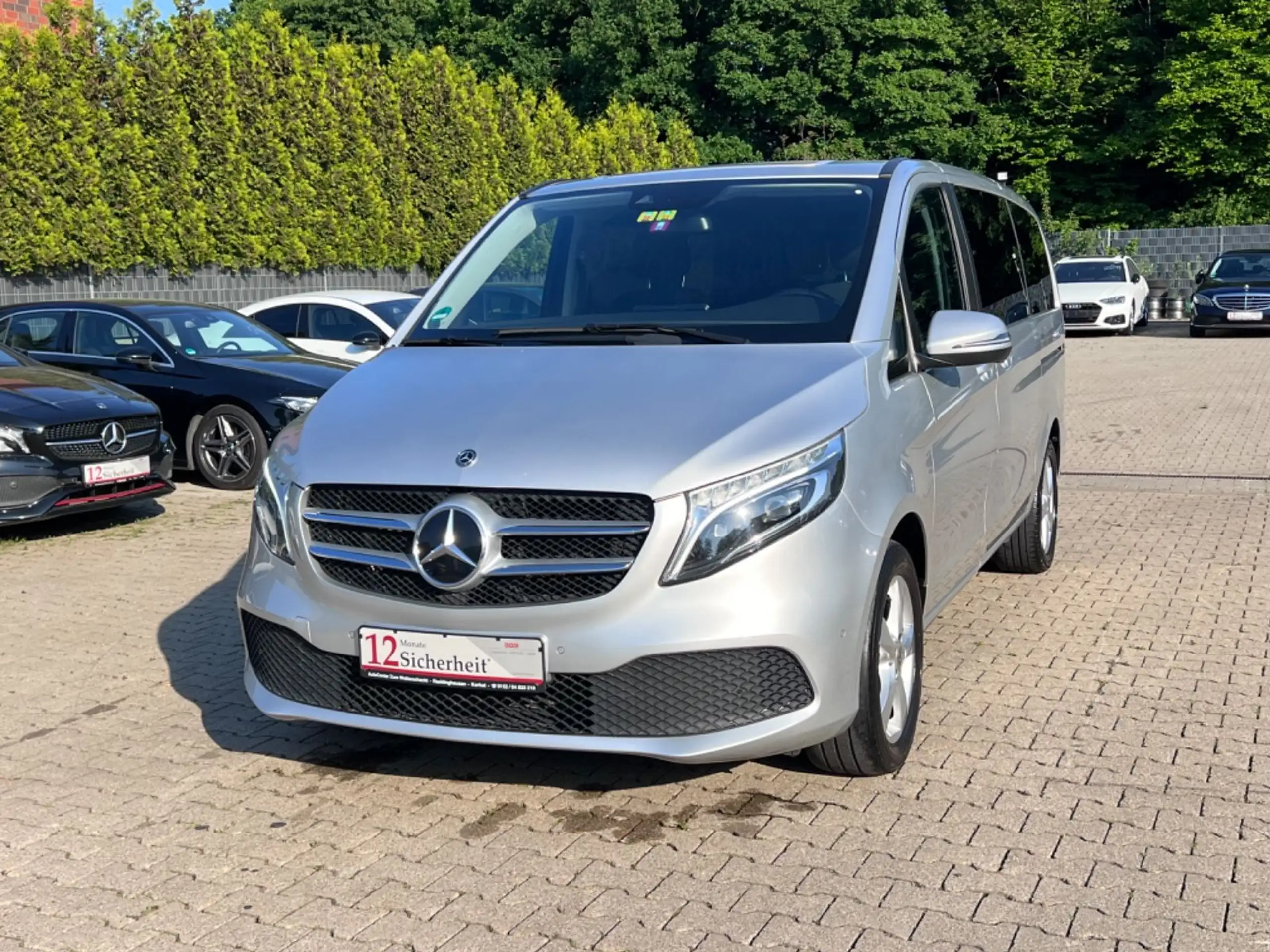 Mercedes-Benz - V 220