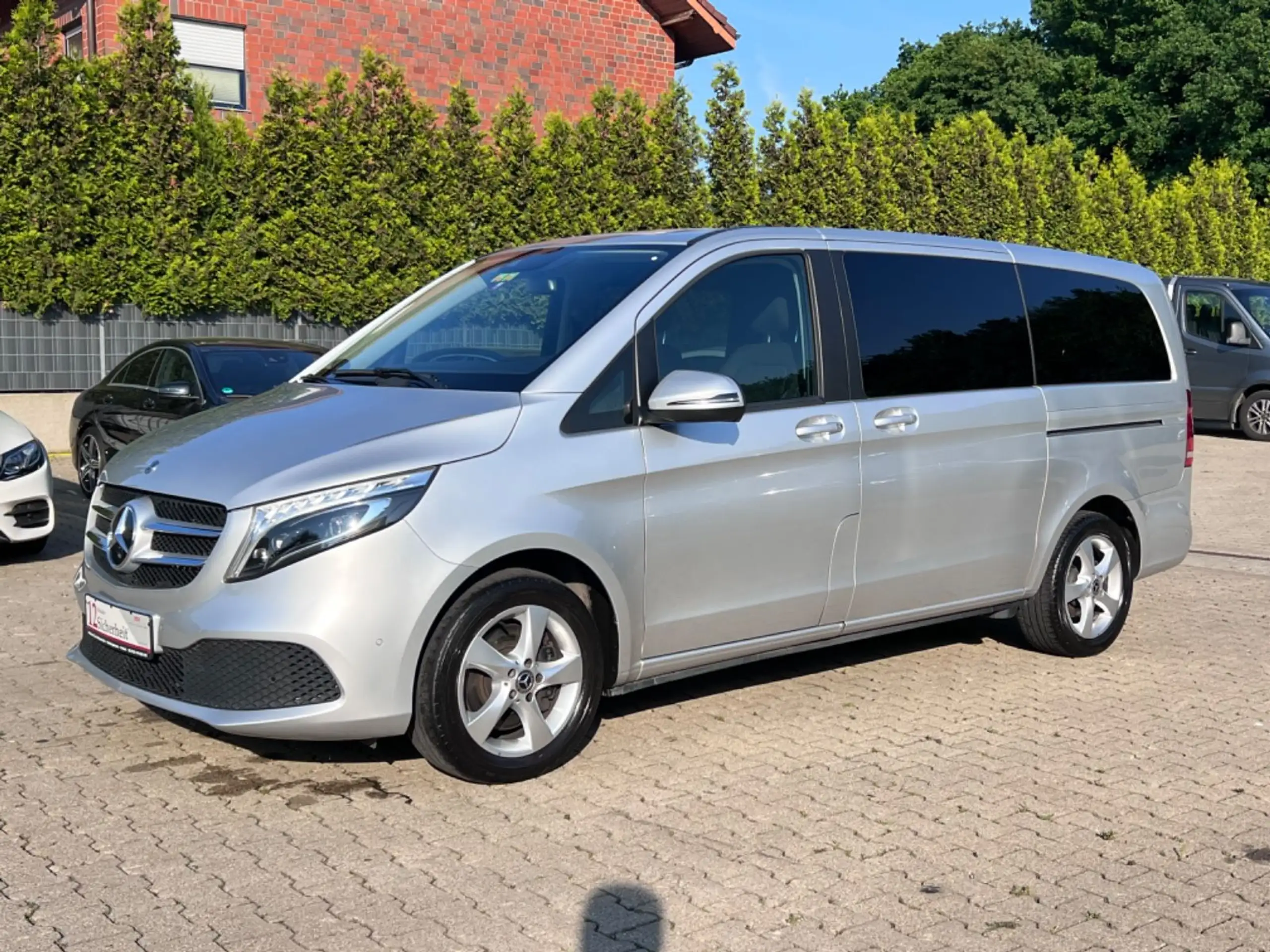 Mercedes-Benz - V 220