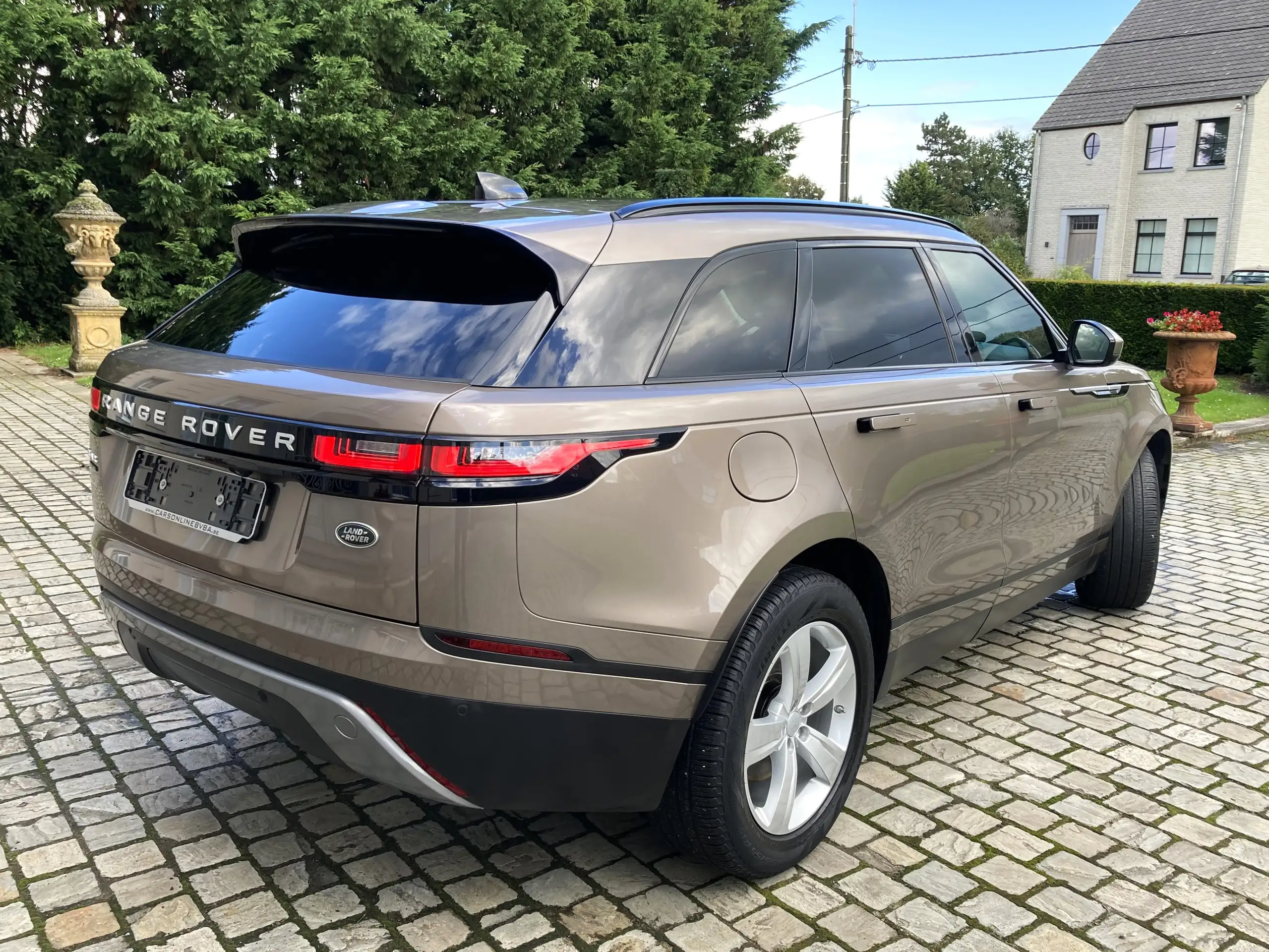 Land Rover - Range Rover Velar