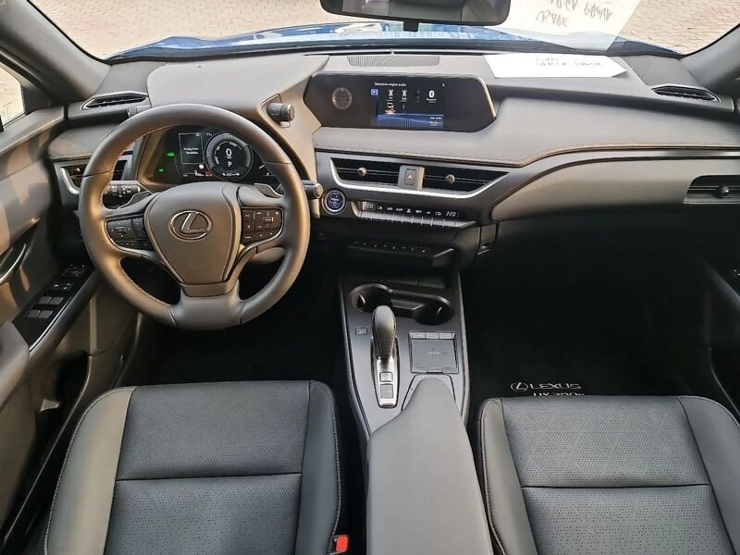 Lexus - UX 300e