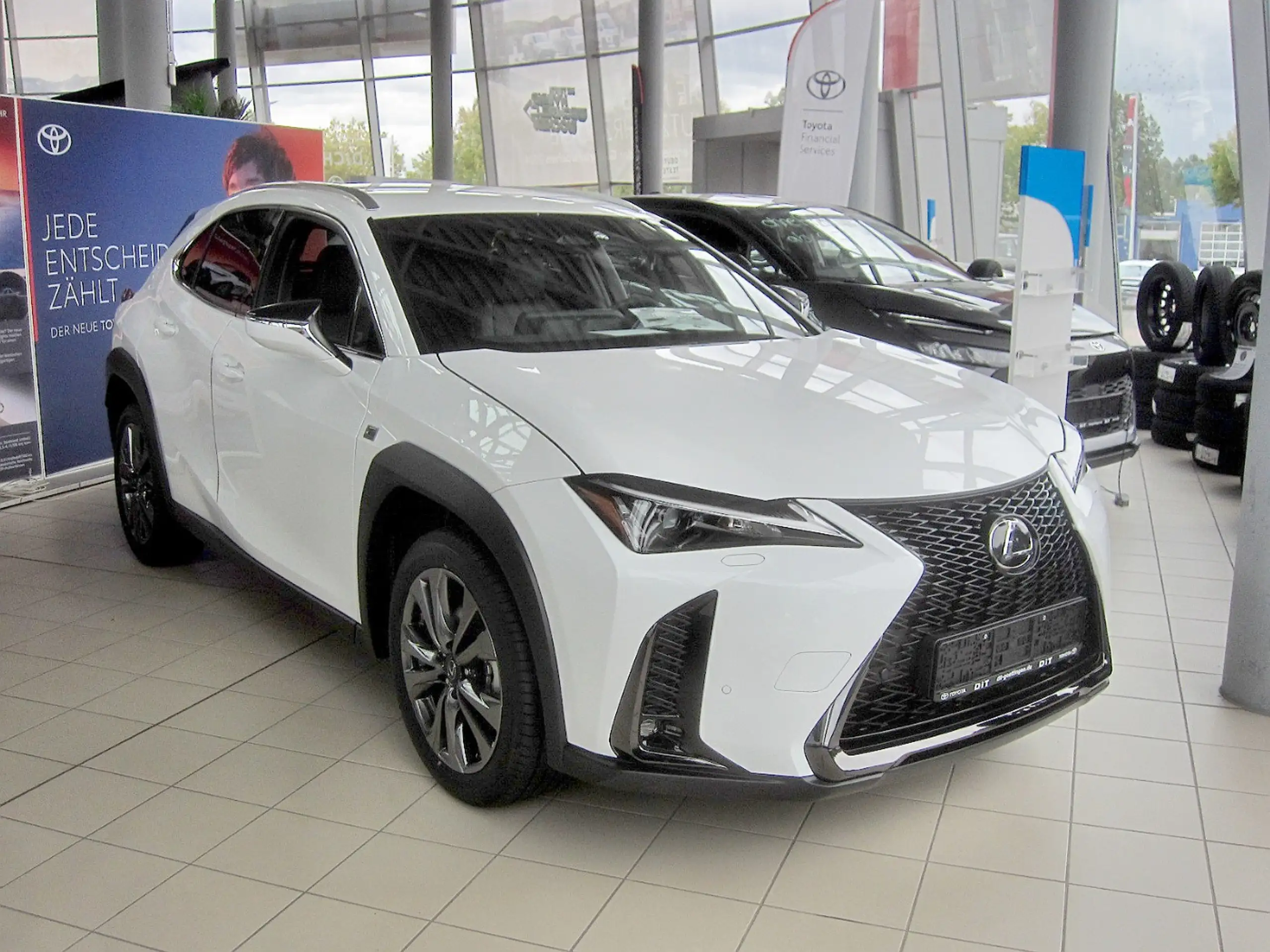 Lexus UX 300e 2024