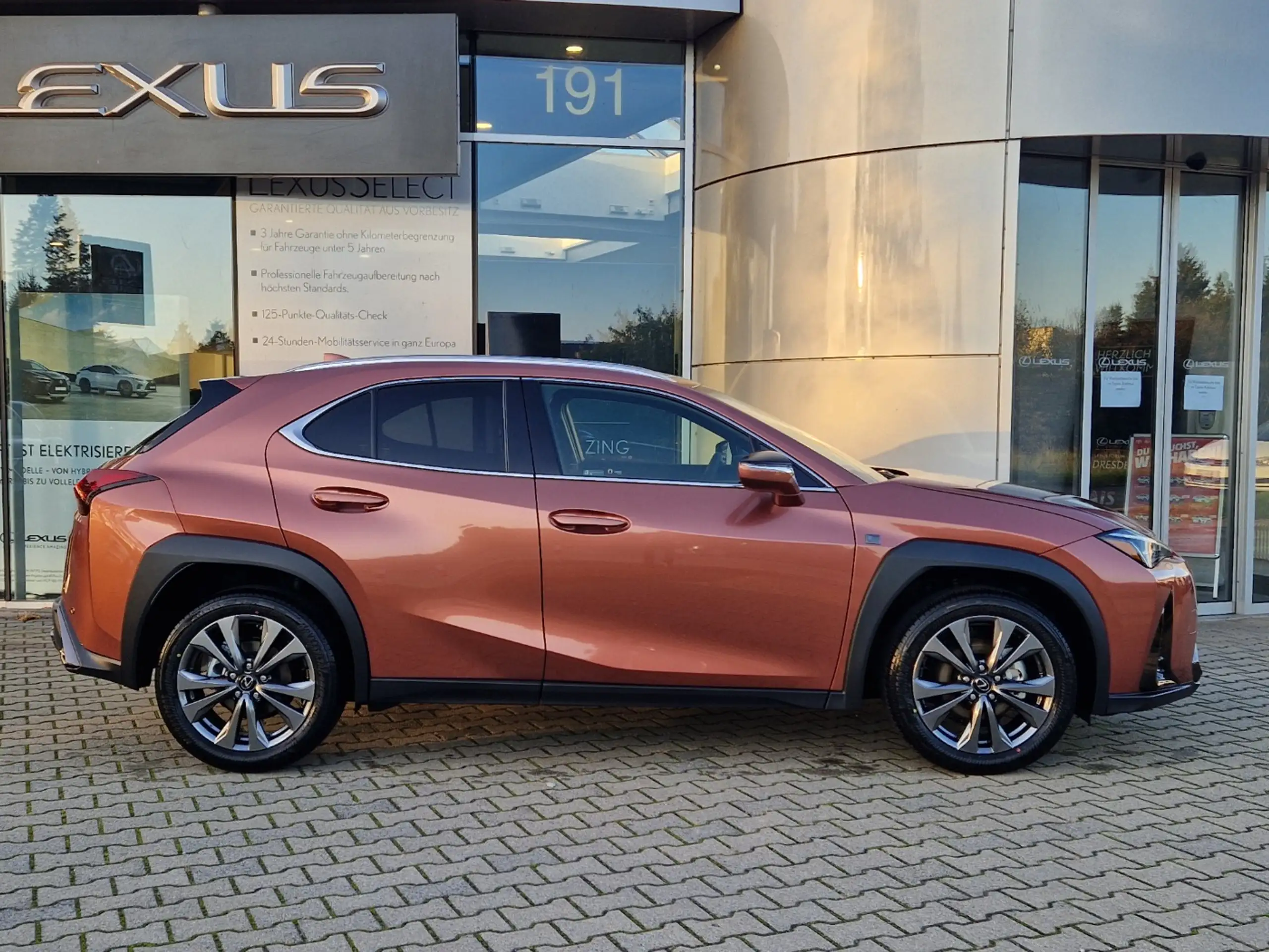 Lexus - UX 300e