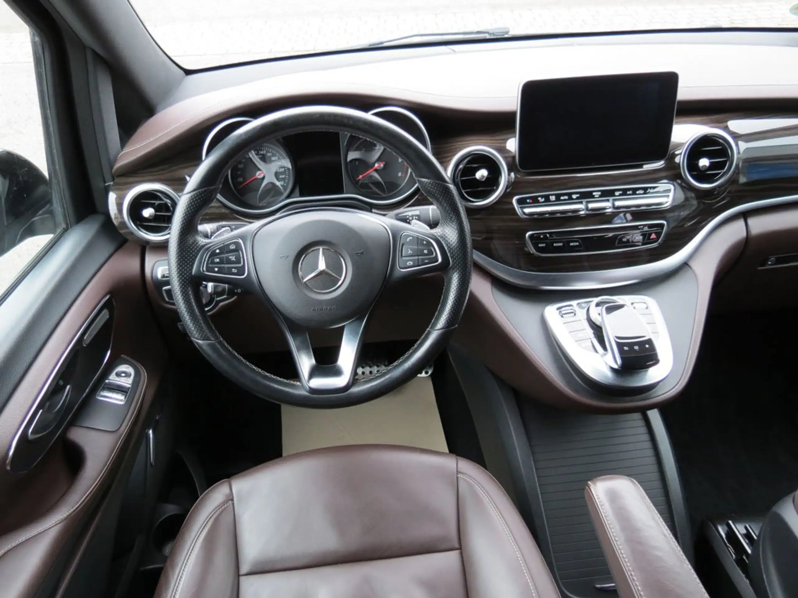 Mercedes-Benz - V 250