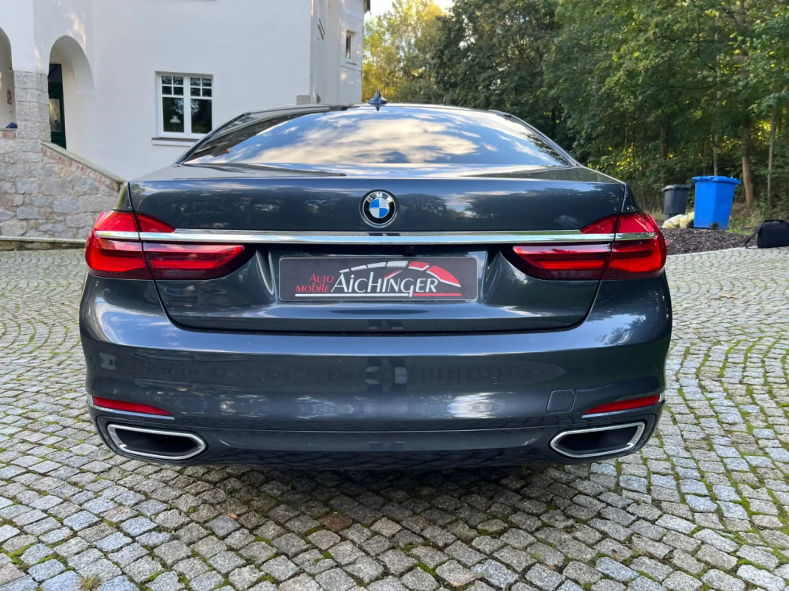 BMW - 730