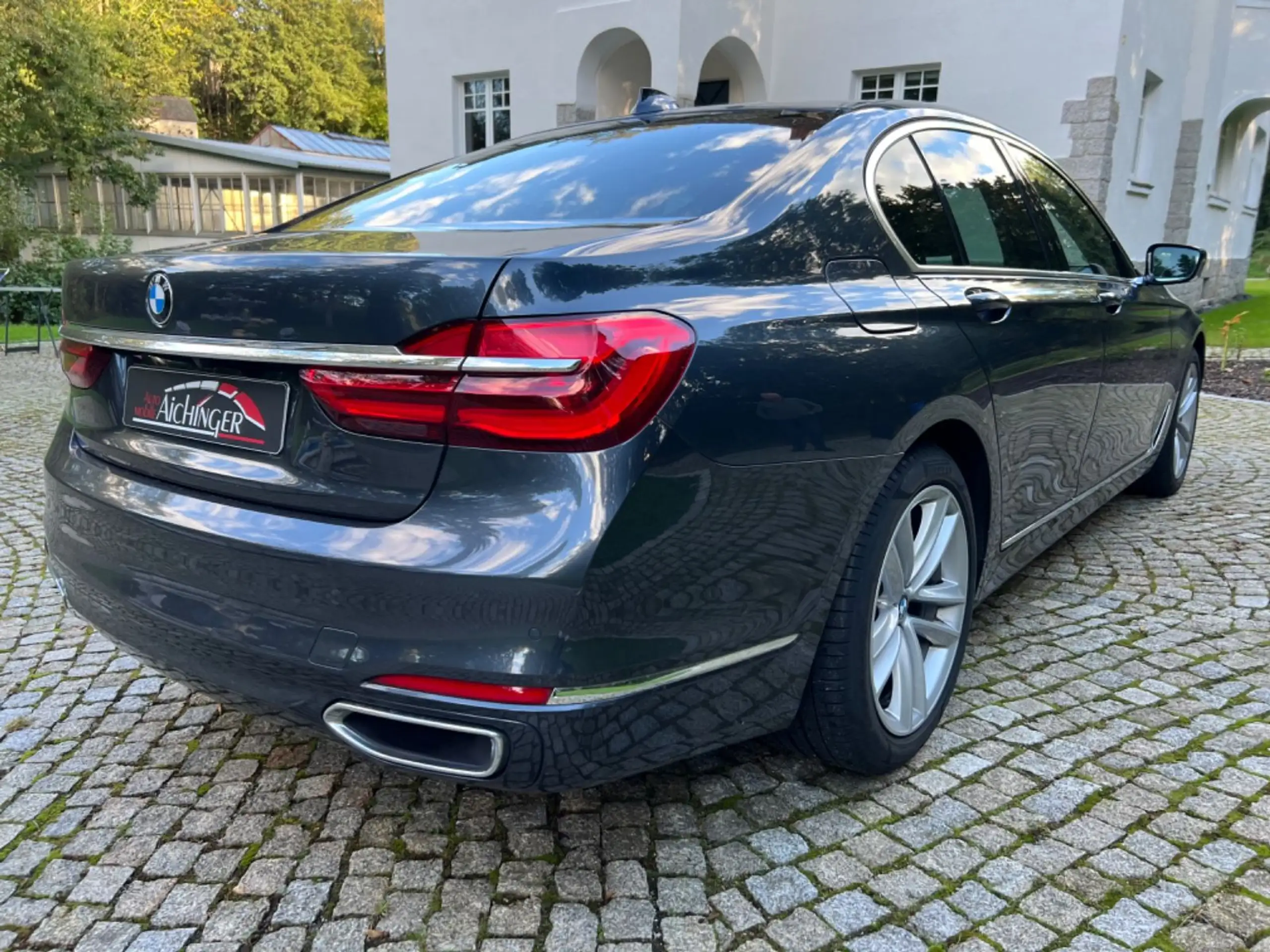 BMW - 730