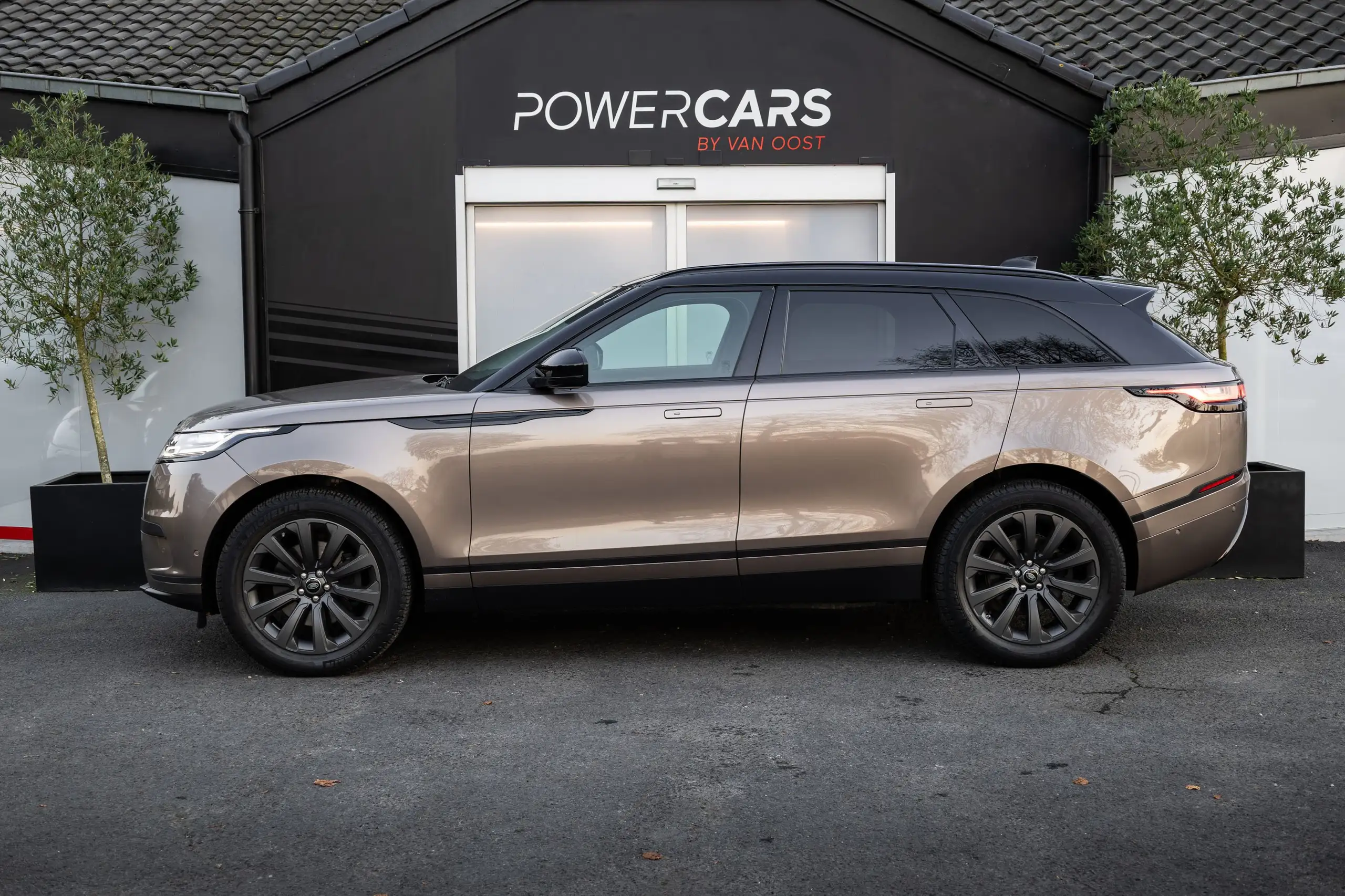 Land Rover - Range Rover Velar