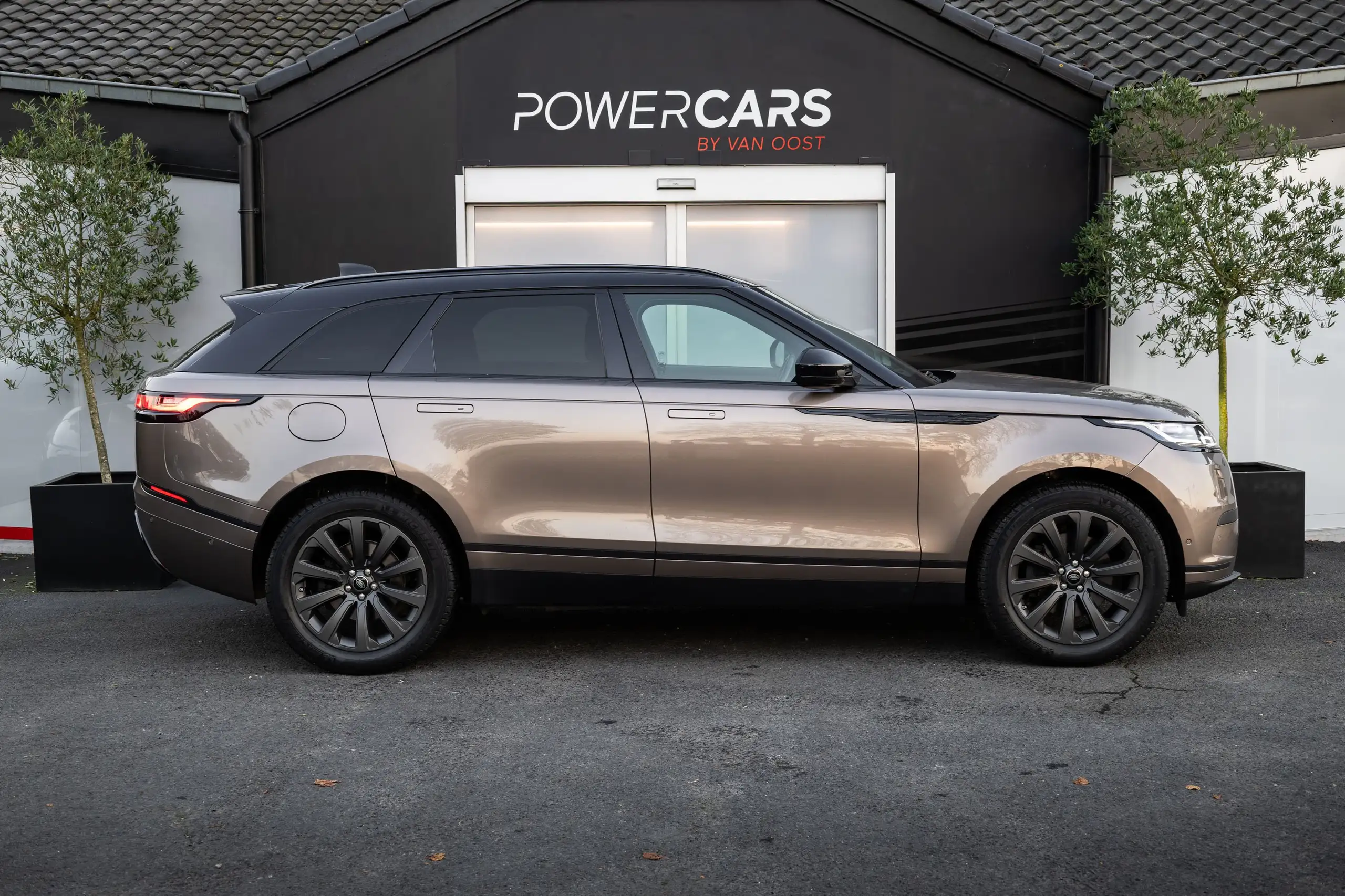 Land Rover - Range Rover Velar