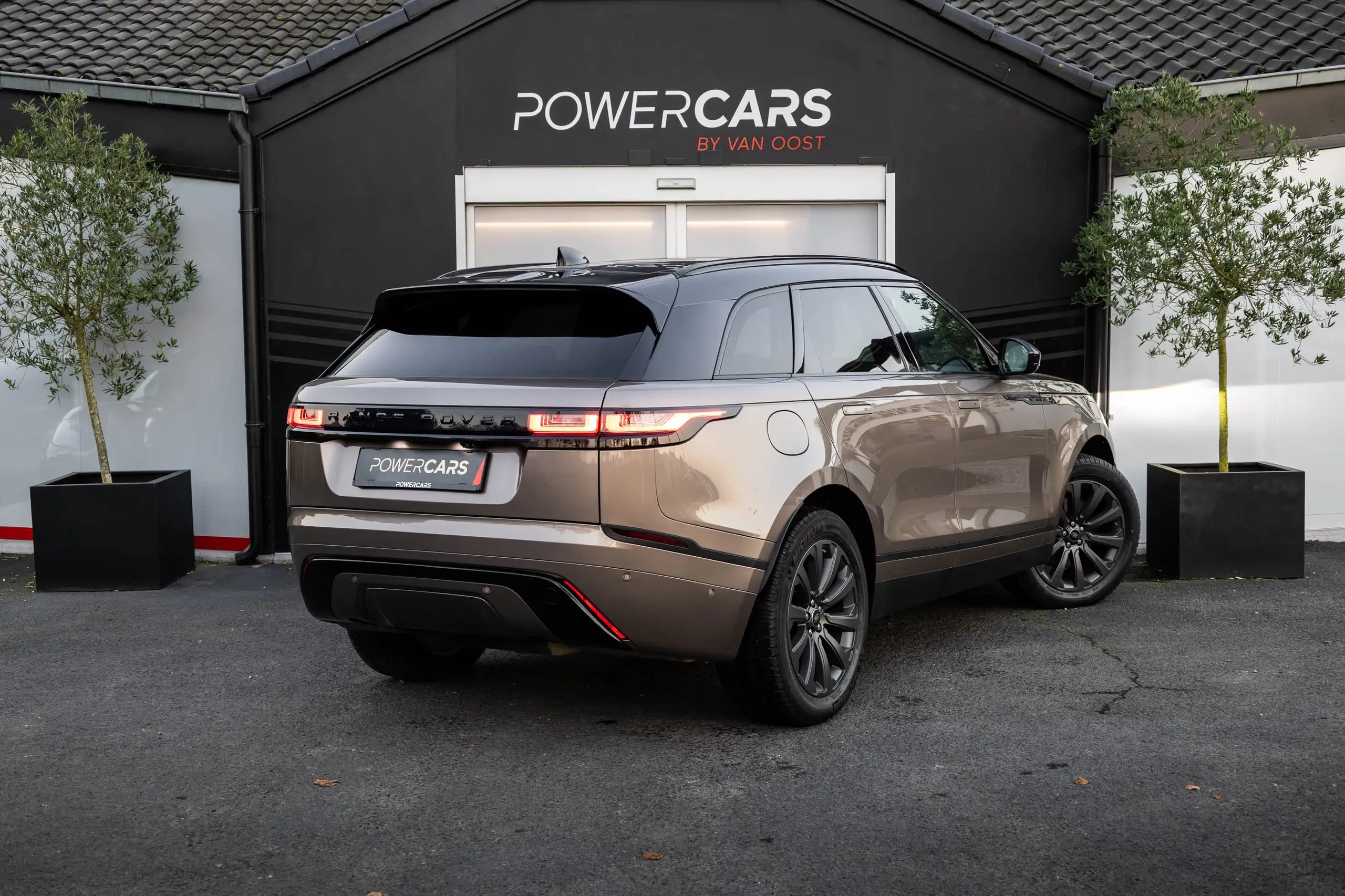 Land Rover - Range Rover Velar