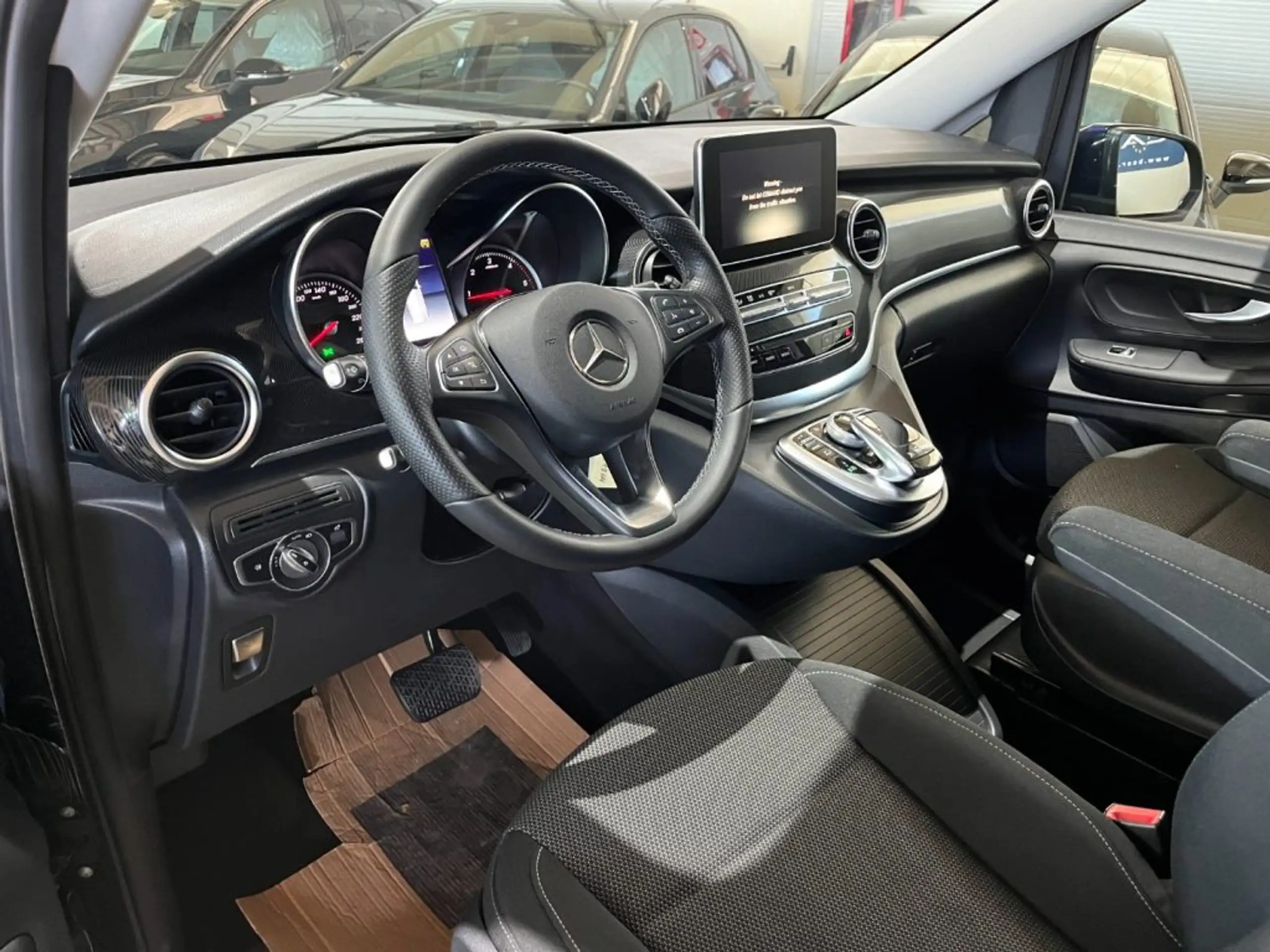 Mercedes-Benz - V 220