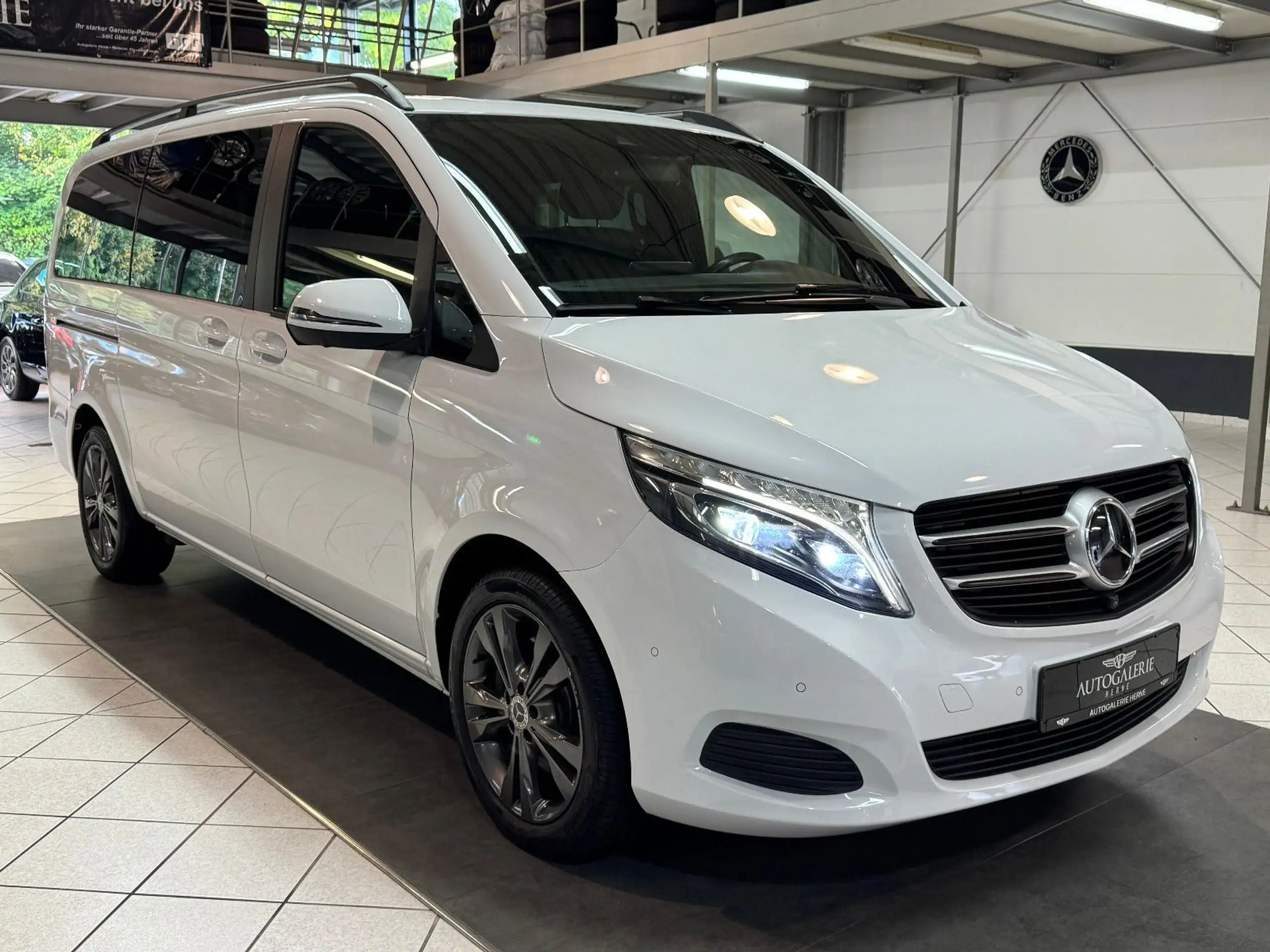 Mercedes-Benz - V 250