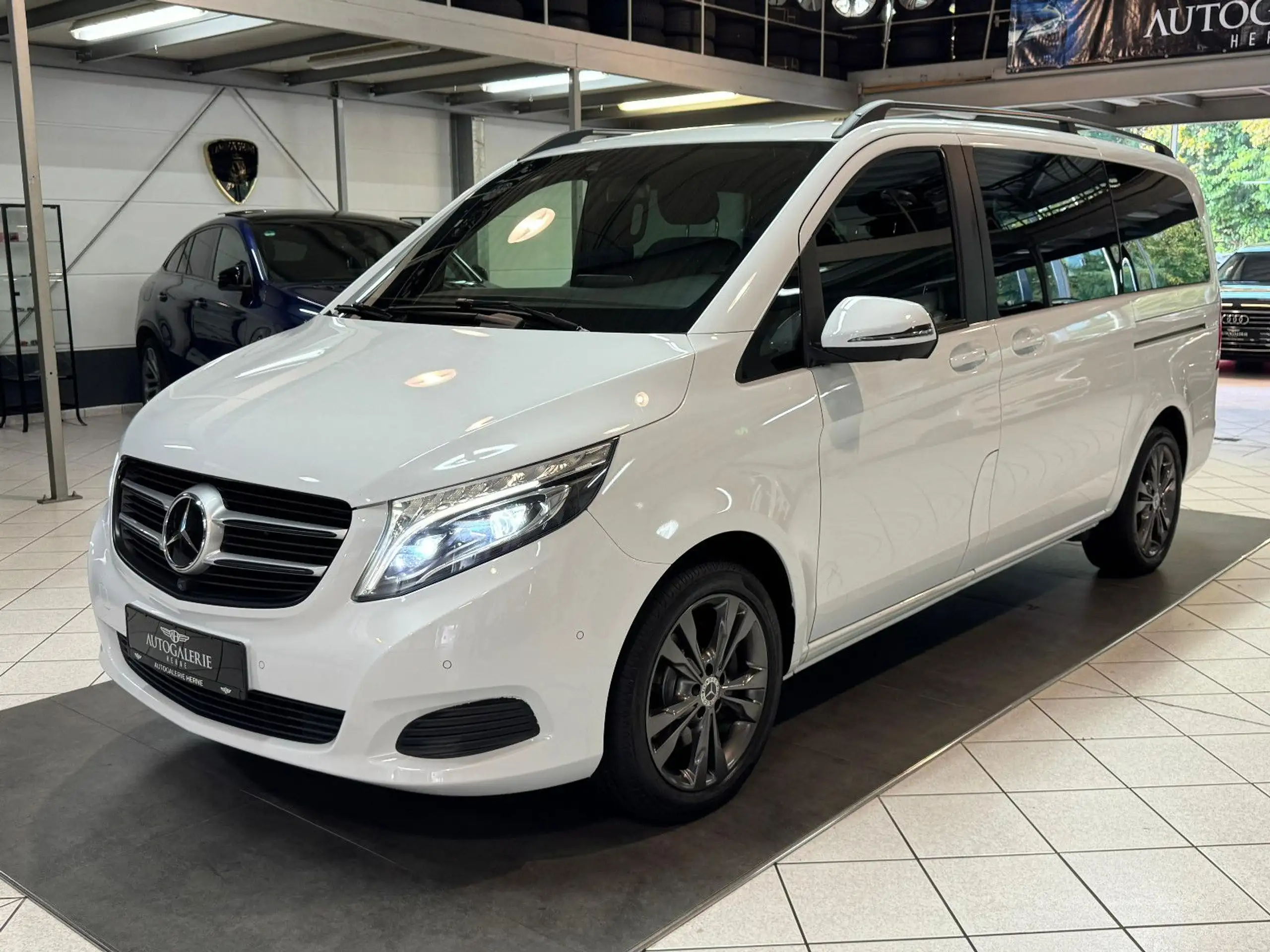 Mercedes-Benz - V 250