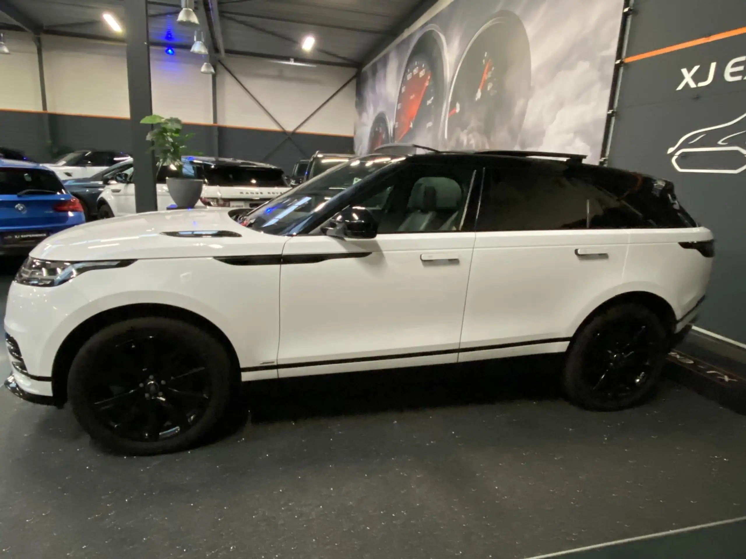 Land Rover - Range Rover Velar