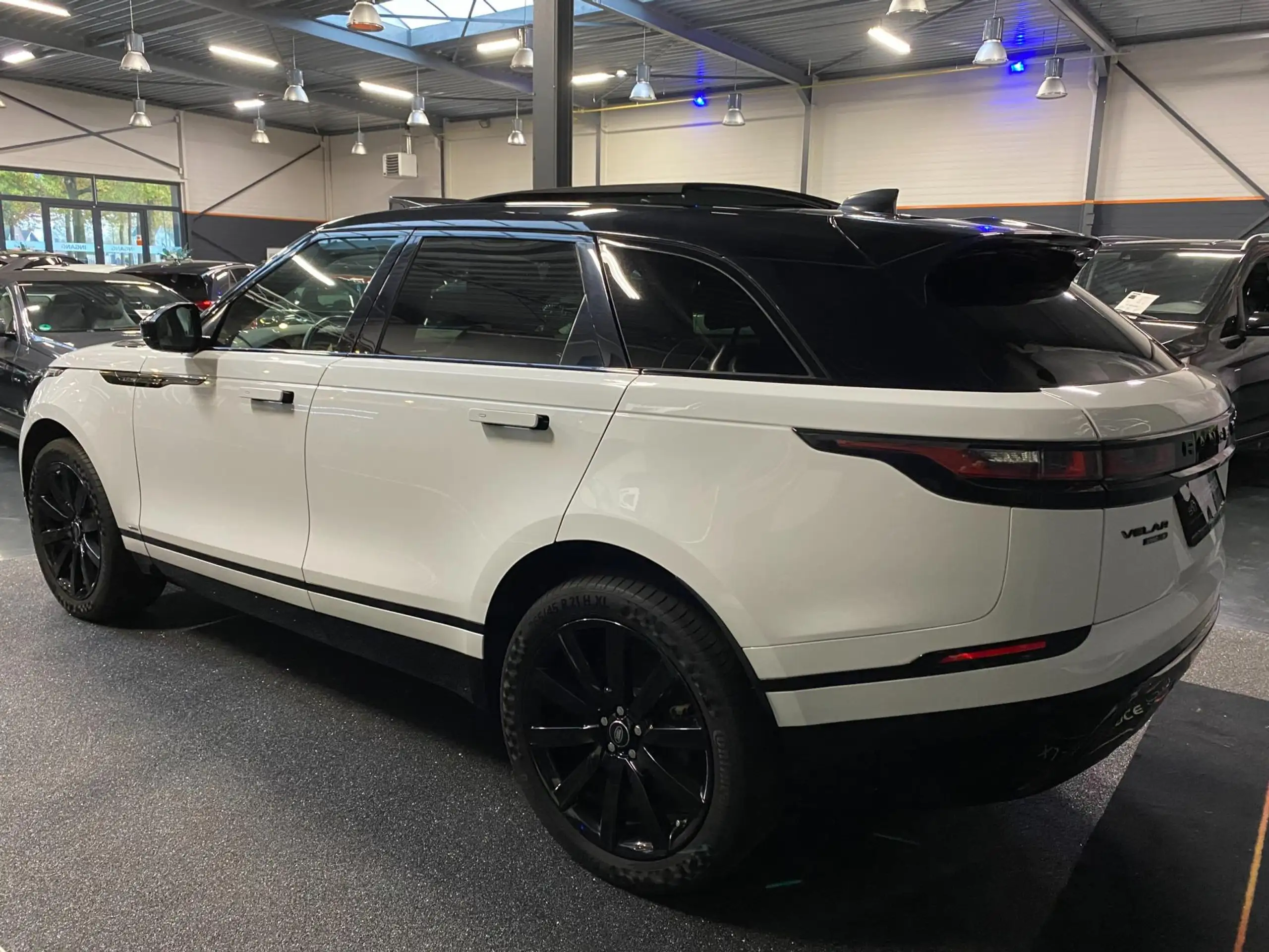 Land Rover - Range Rover Velar