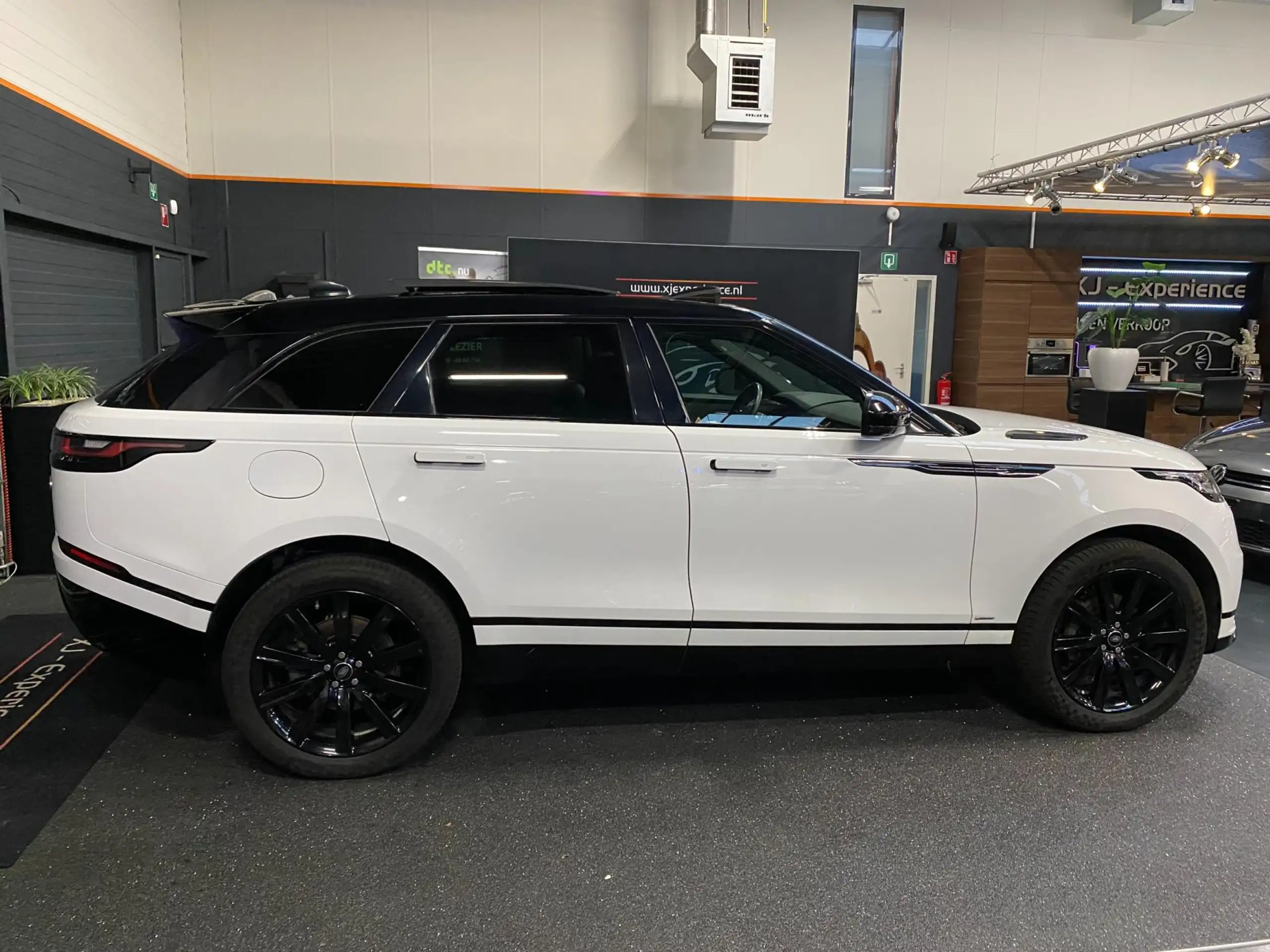 Land Rover - Range Rover Velar