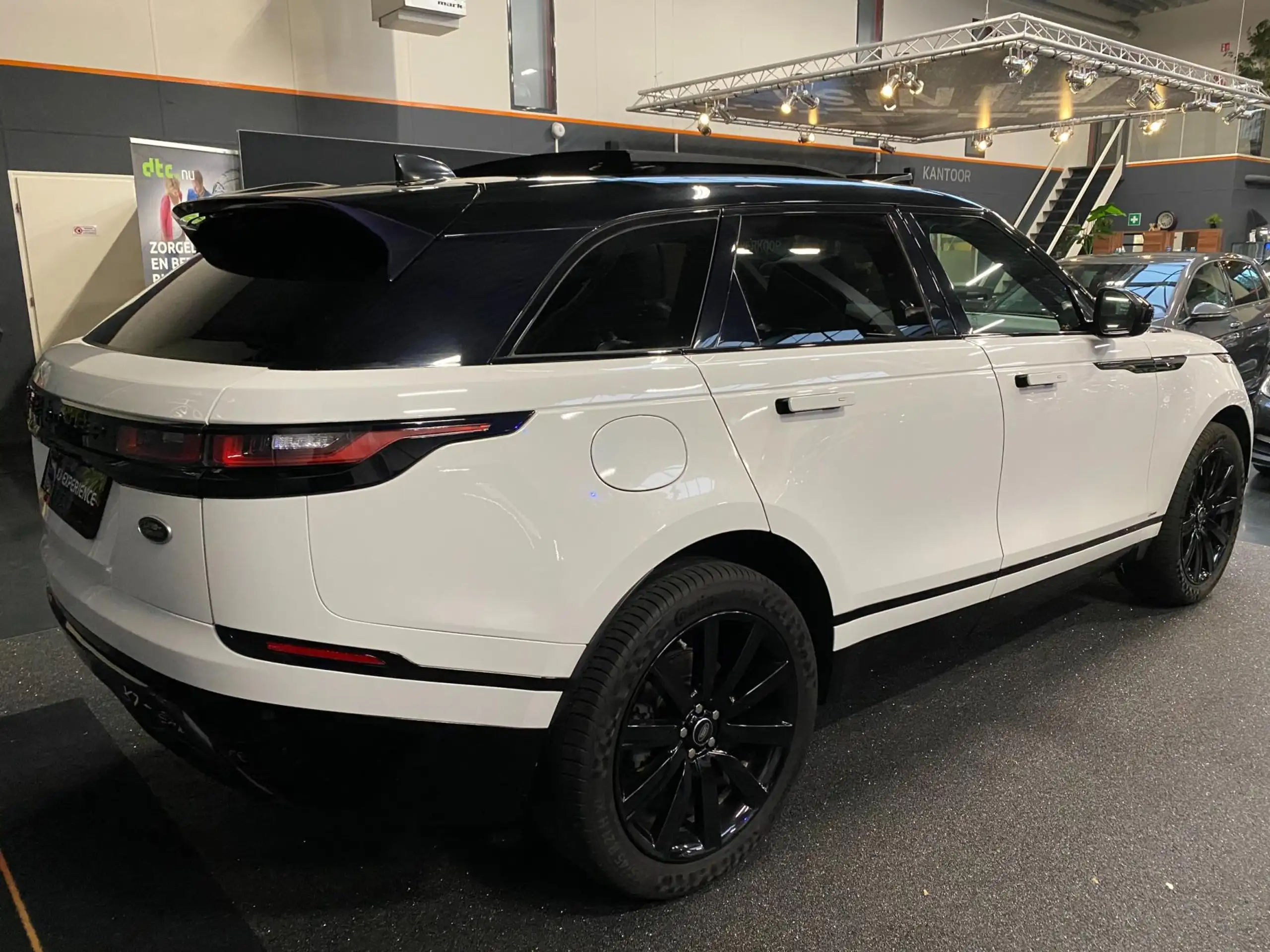 Land Rover - Range Rover Velar