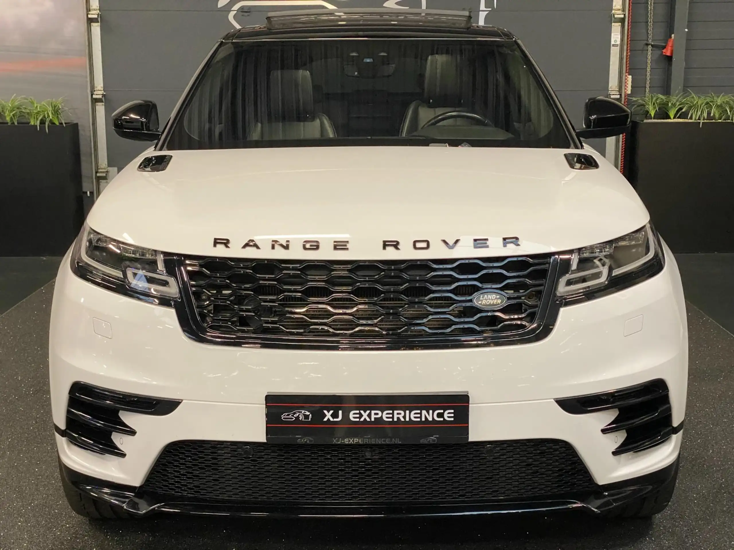 Land Rover - Range Rover Velar